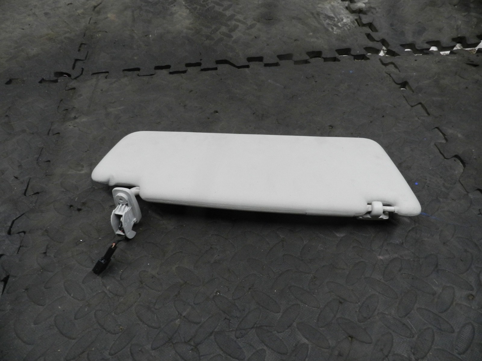 179. 2006 VOLKSWAGEN TOURAN. PASSENGER SIDE SUN VISOR