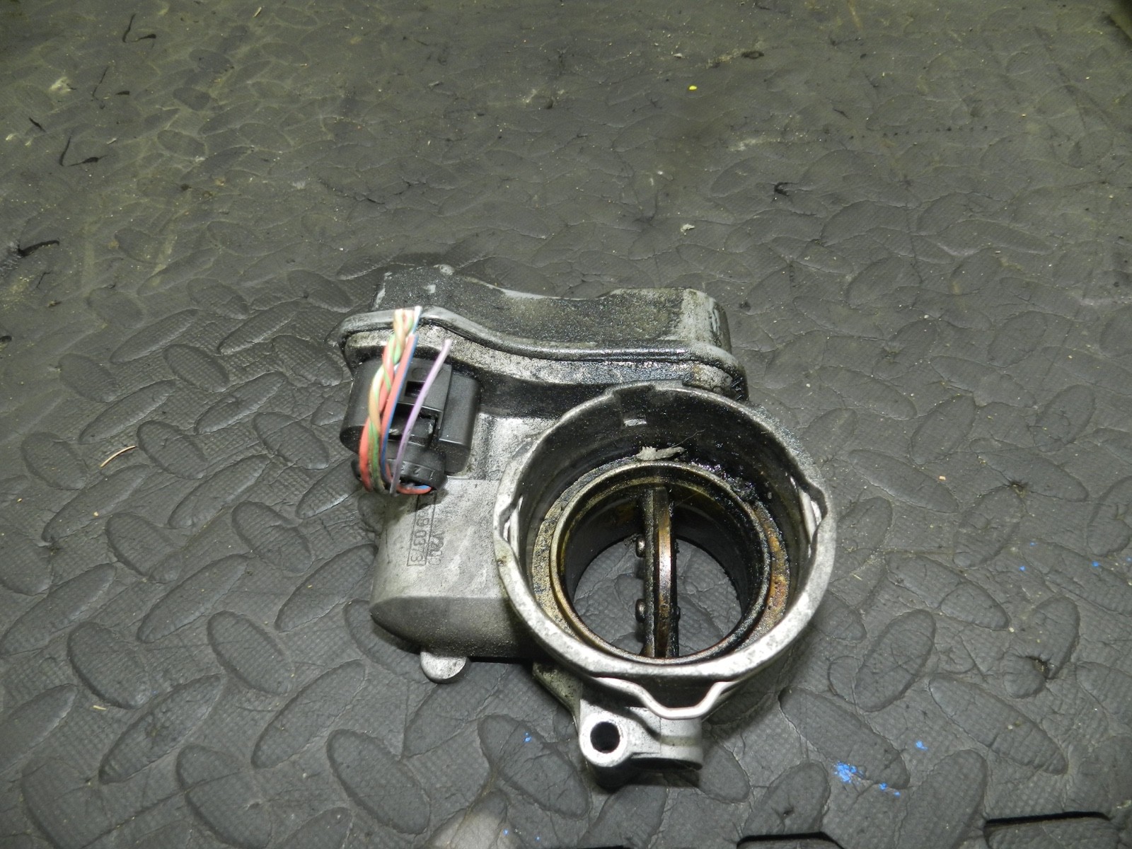 179. 2006 VOLKSWAGEN TOURAN. THROTTLE BODY - Image 2