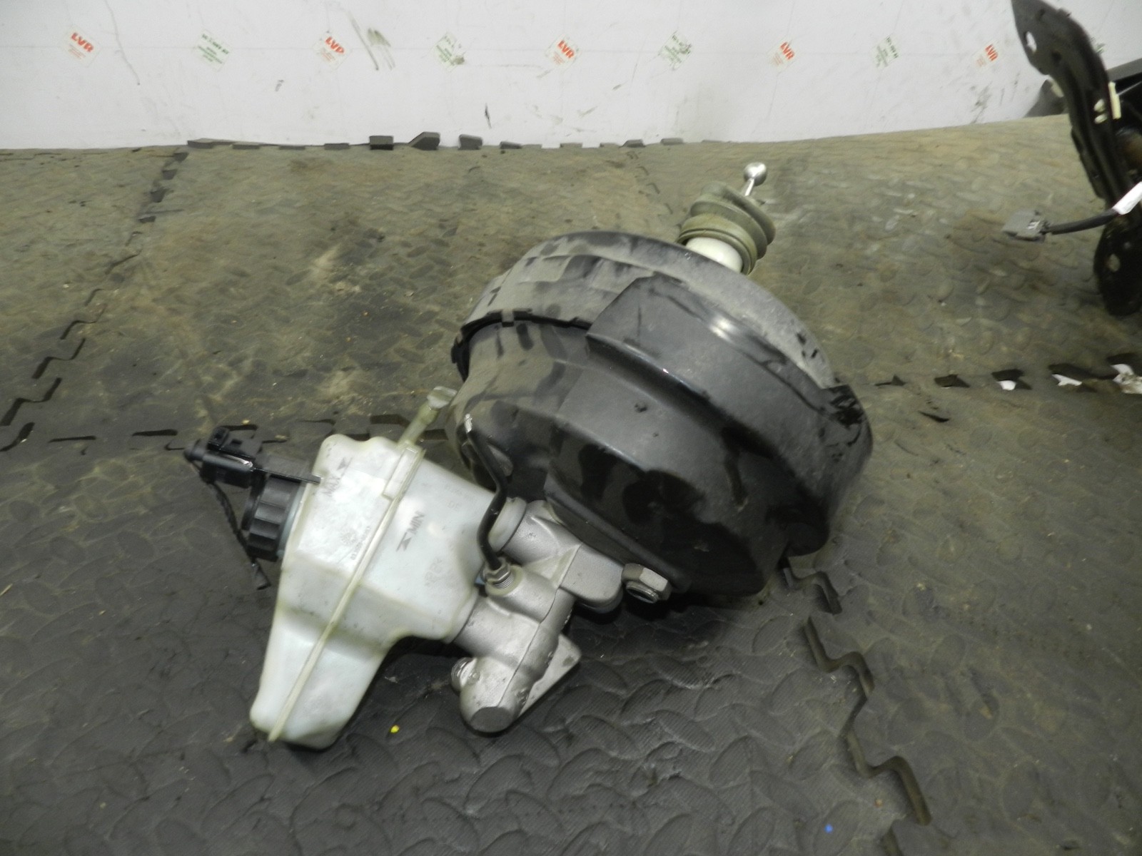 179. 2006 VOLKSWAGEN TOURAN. BRAKE SERVO + MASTER CYLINDER