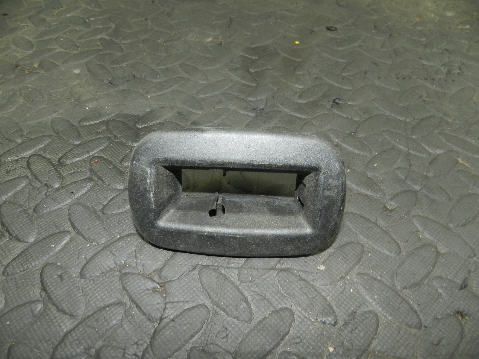 179. 2006 VOLKSWAGEN TOURAN. REAR SEAT FRAME SURROUND