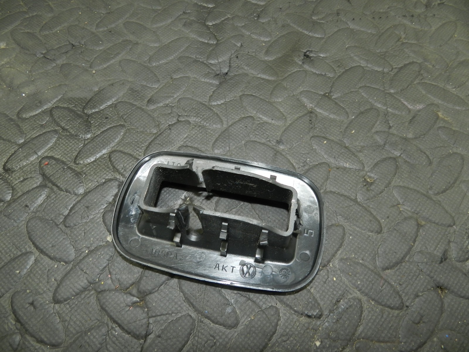 179. 2006 VOLKSWAGEN TOURAN. REAR SEAT FRAME SURROUND - Image 2