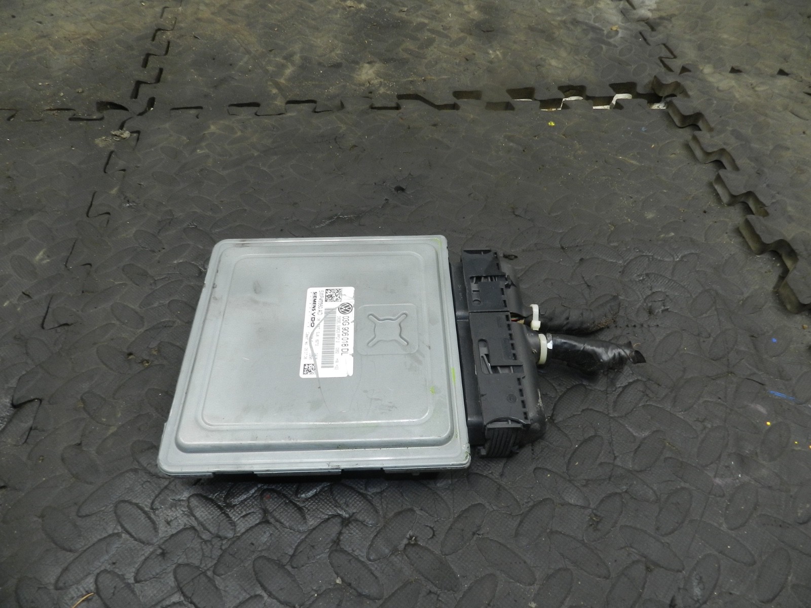 179. 2006 VOLKSWAGEN TOURAN. ENGINE ECU 03G906018DL