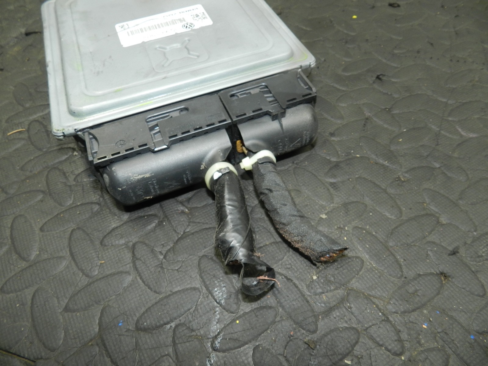 179. 2006 VOLKSWAGEN TOURAN. ENGINE ECU 03G906018DL - Image 2