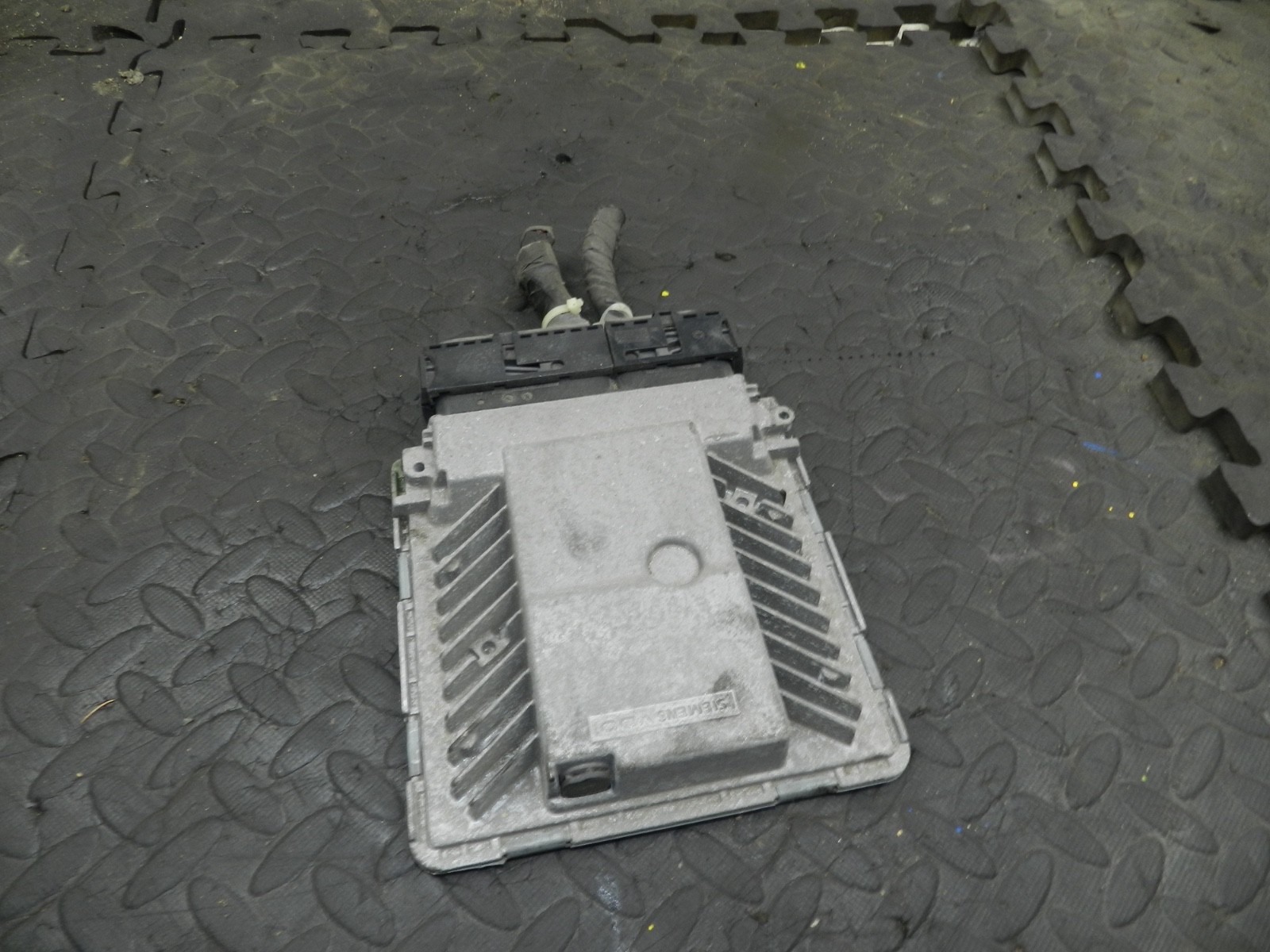 179. 2006 VOLKSWAGEN TOURAN. ENGINE ECU 03G906018DL - Image 3