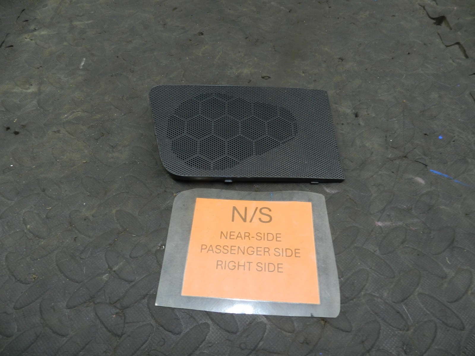 179. 2006 VOLKSWAGEN TOURAN. PASSENGER SIDE SPEAKER COVER GRILL