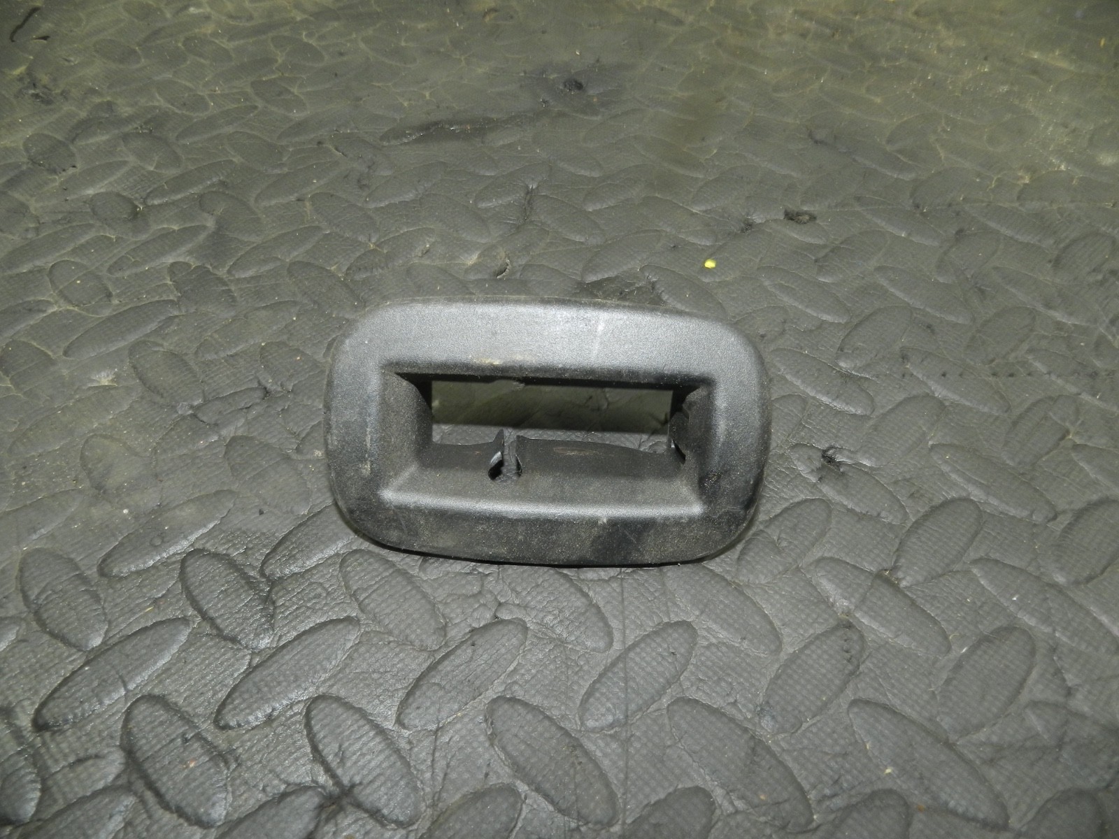 179. 2006 VOLKSWAGEN TOURAN. REAR SEAT FRAME SURROUND