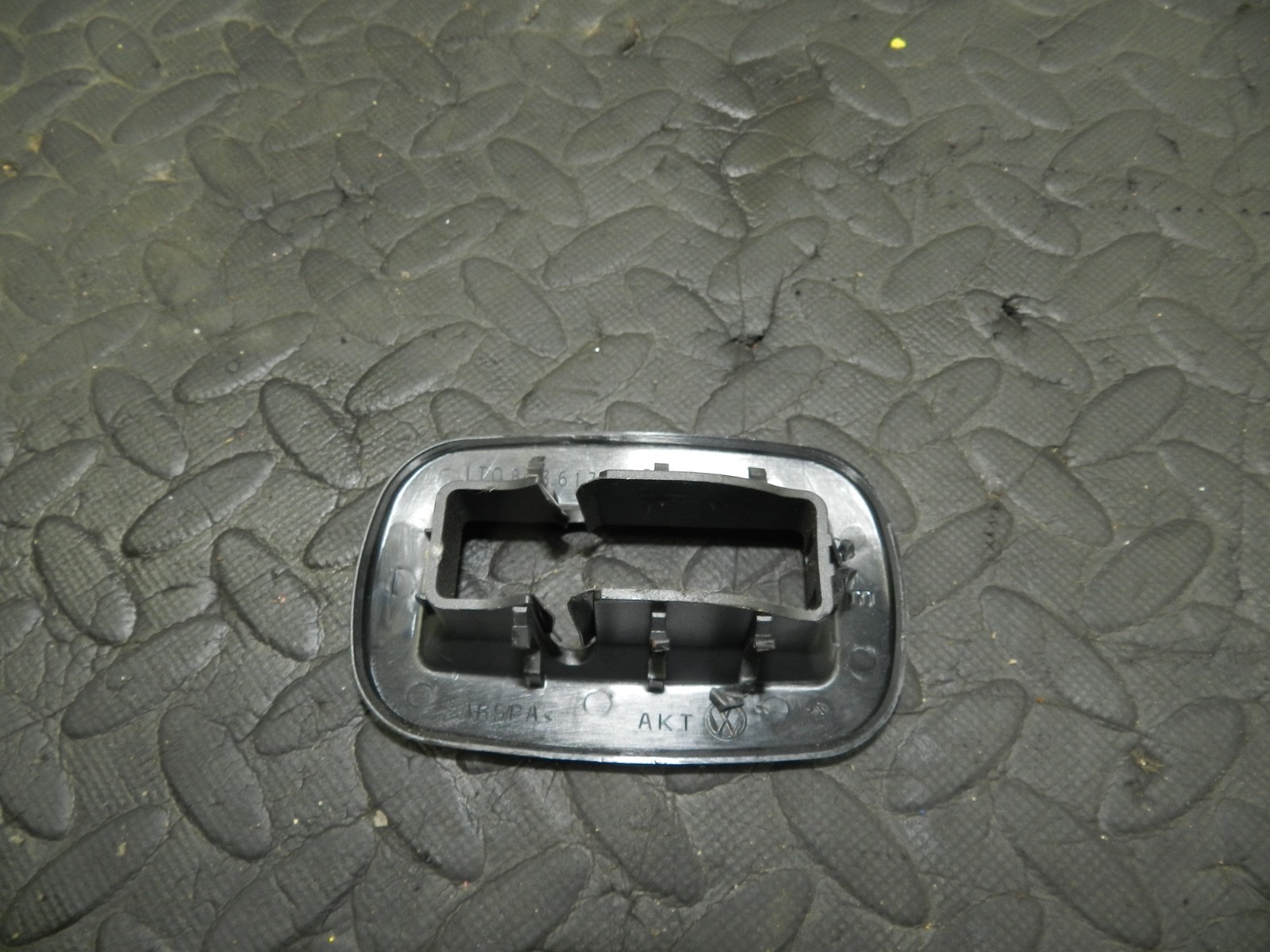 179. 2006 VOLKSWAGEN TOURAN. REAR SEAT FRAME SURROUND - Image 2