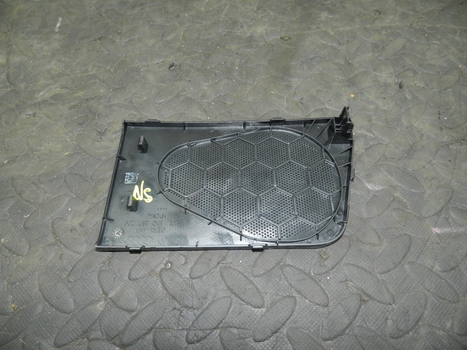 179. 2006 VOLKSWAGEN TOURAN. PASSENGER SIDE SPEAKER COVER GRILL - Image 2