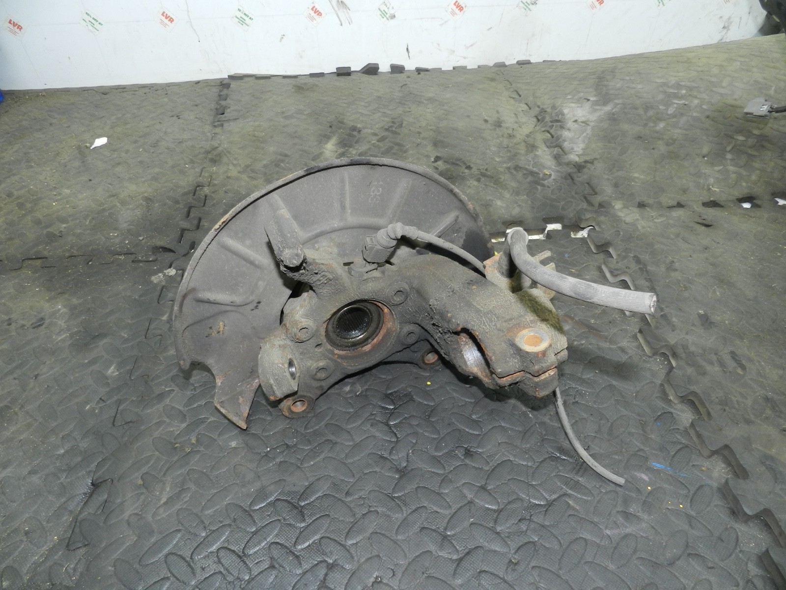 179. 2006 VOLKSWAGEN TOURAN. PASSENGER SIDE FRONT STUB WHEEL AXLE HUB