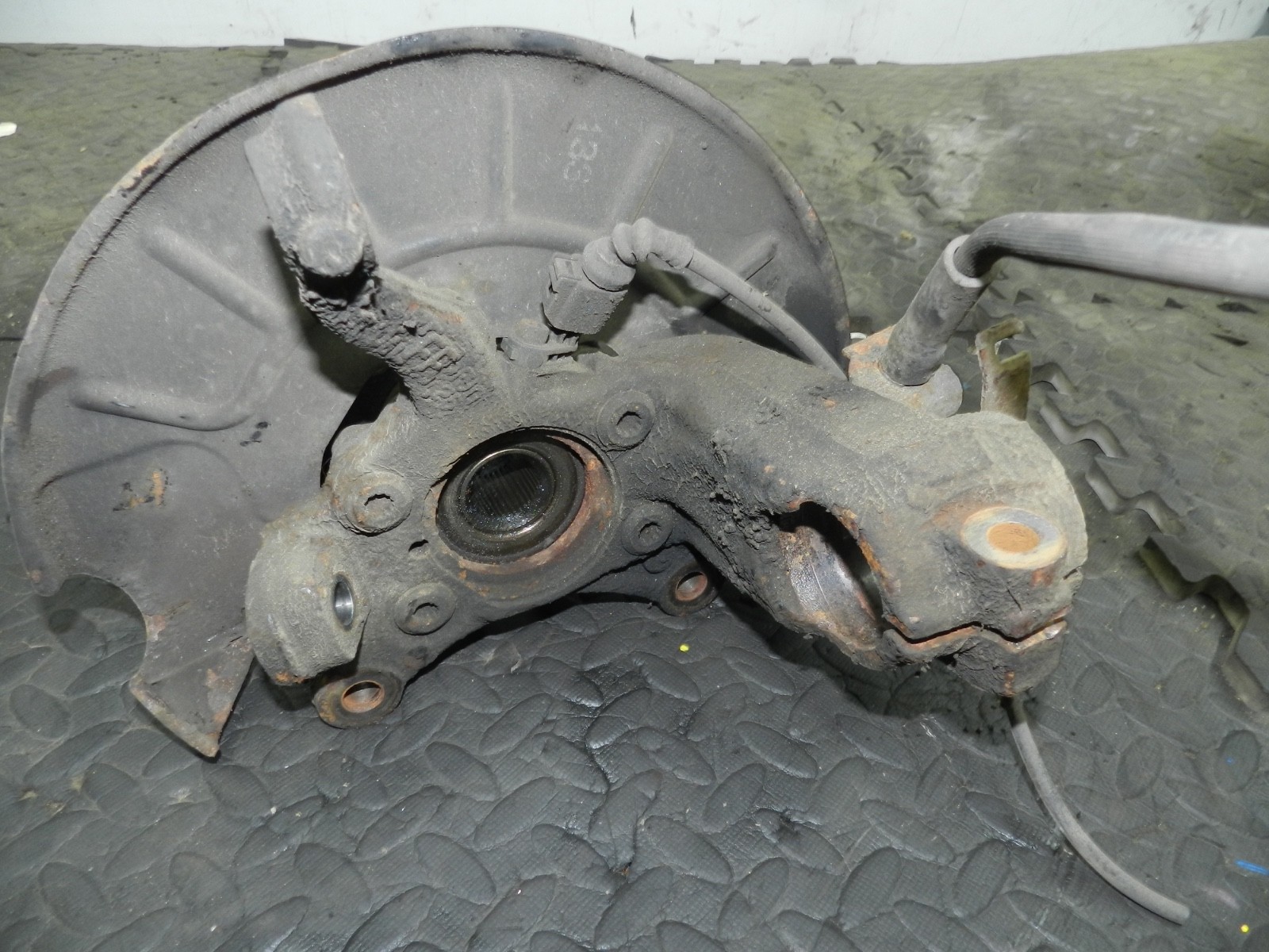 179. 2006 VOLKSWAGEN TOURAN. PASSENGER SIDE FRONT STUB WHEEL AXLE HUB - Image 2