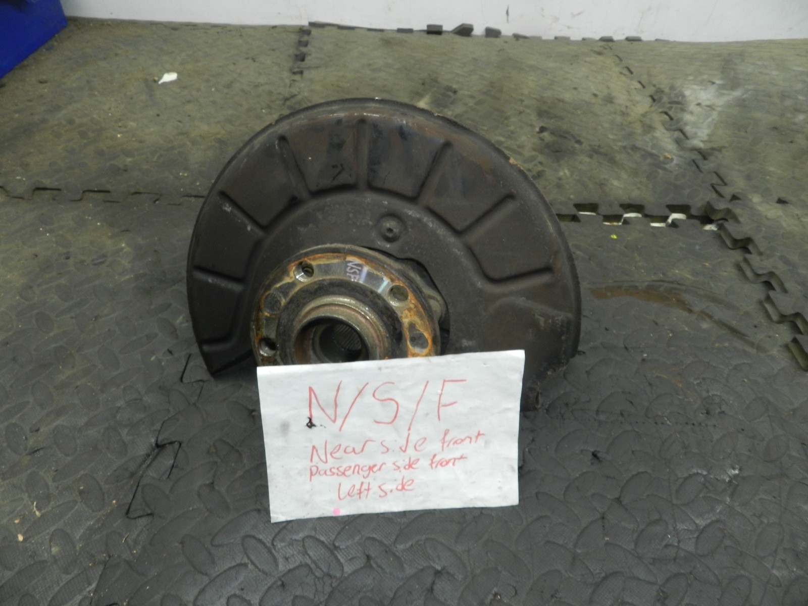 179. 2006 VOLKSWAGEN TOURAN. PASSENGER SIDE FRONT STUB WHEEL AXLE HUB - Image 4