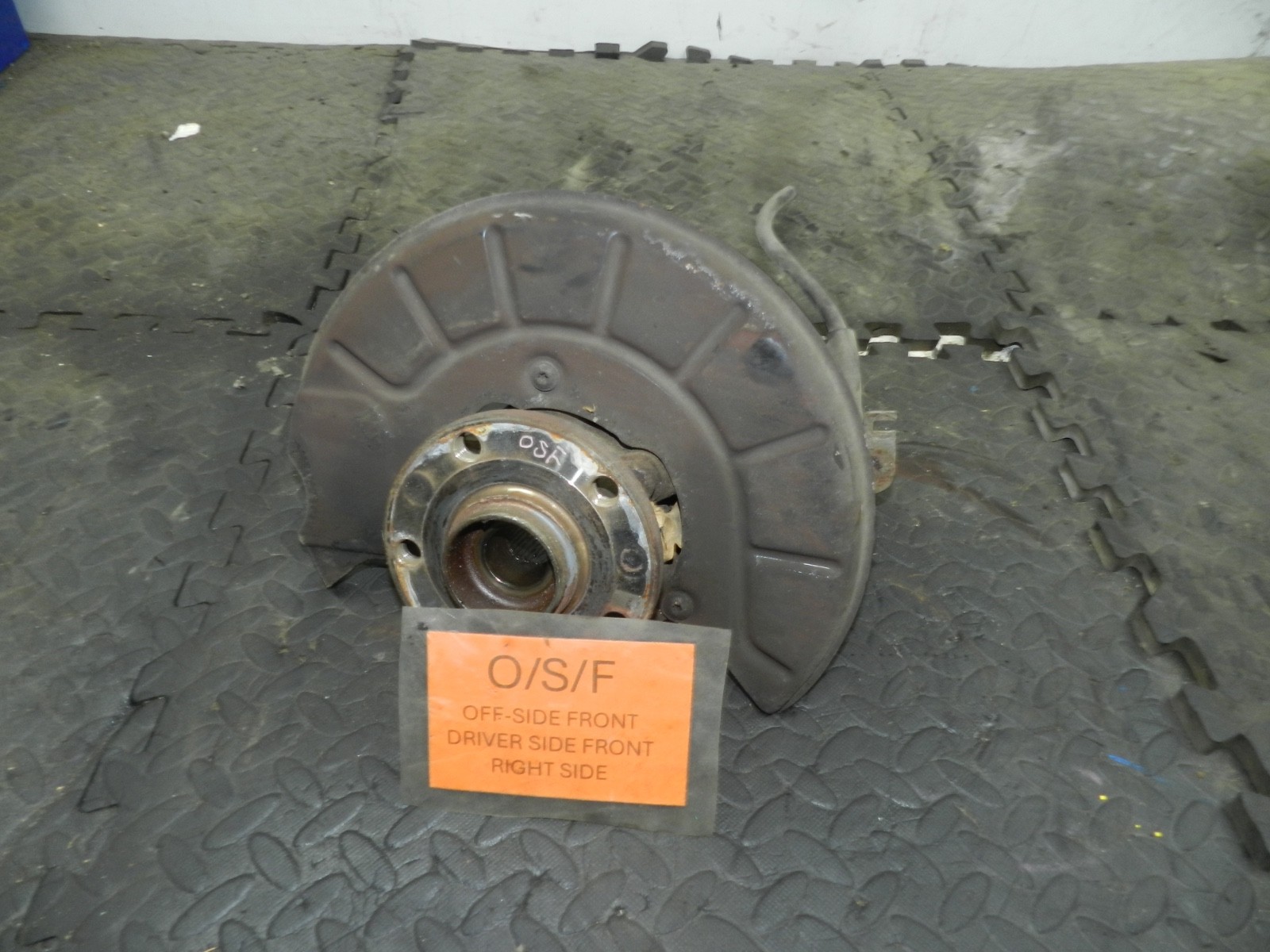 179. 2006 VOLKSWAGEN TOURAN. DRIVER SIDE FRONT STUB WHEEL AXLE HUB