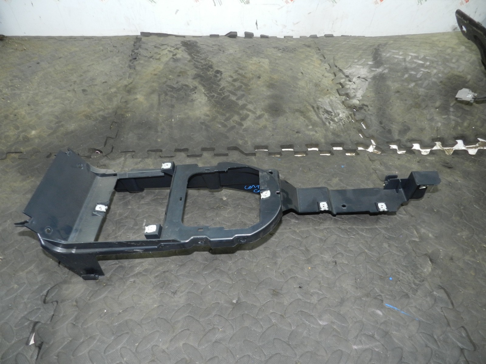 179. 2006 VOLKSWAGEN TOURAN. CENTRE CONSOLE FRAME