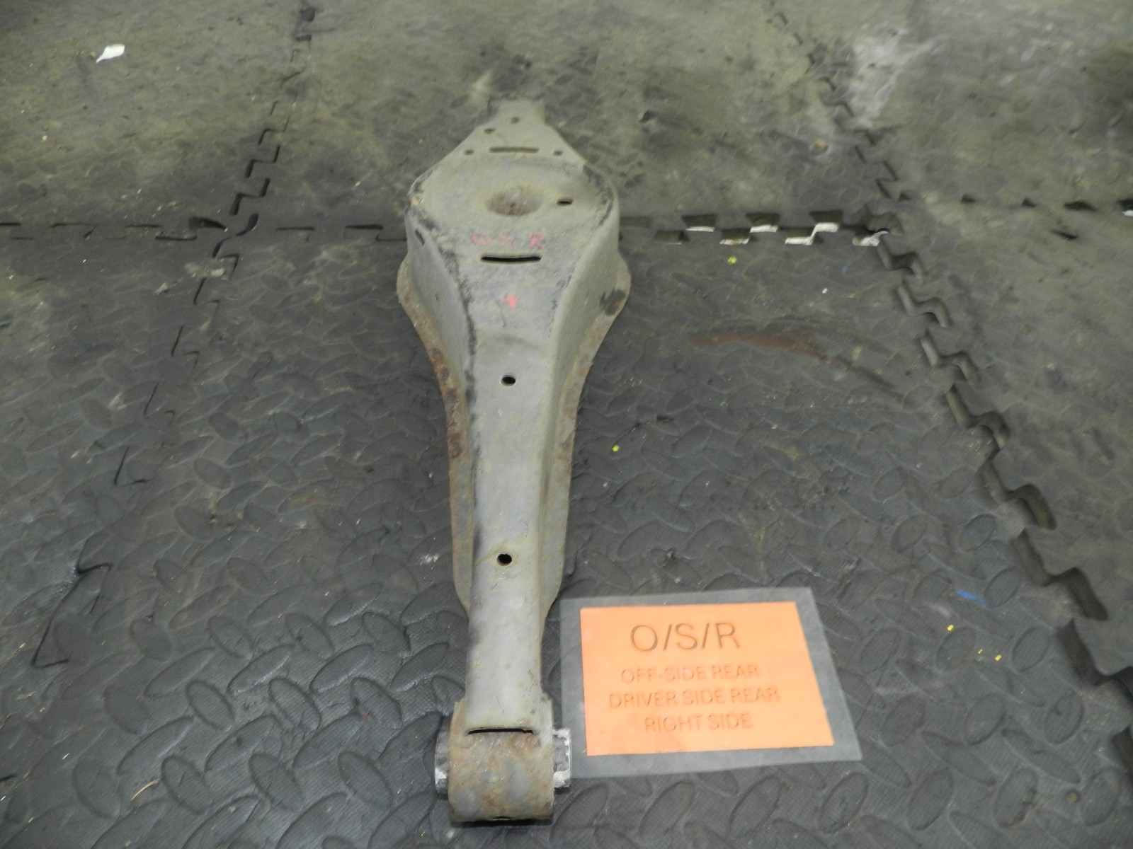 179. 2006 VOLKSWAGEN TOURAN. DRIVER SIDE REAR SUSPENSION UNIT ARM