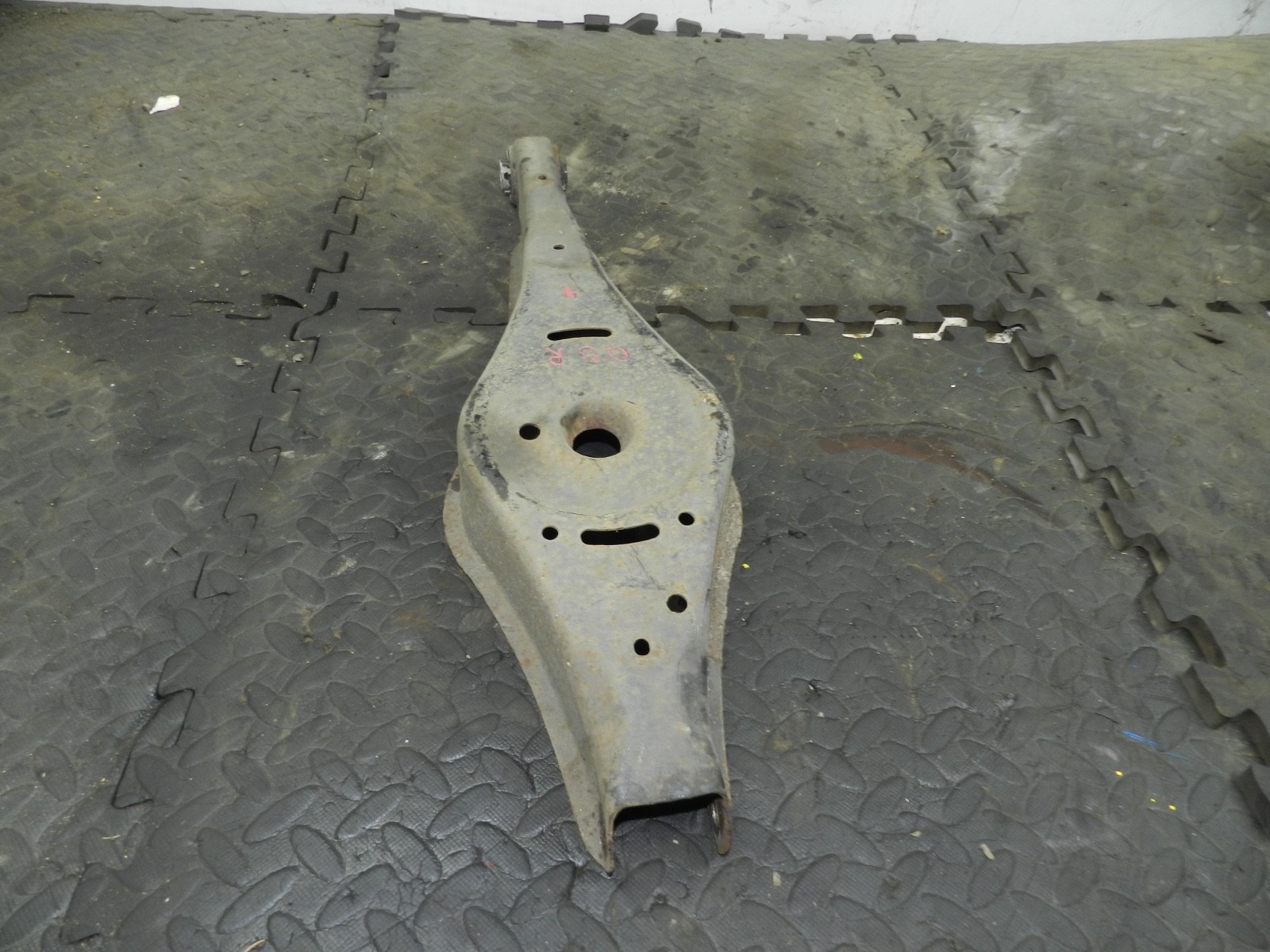 179. 2006 VOLKSWAGEN TOURAN. DRIVER SIDE REAR SUSPENSION UNIT ARM - Image 3