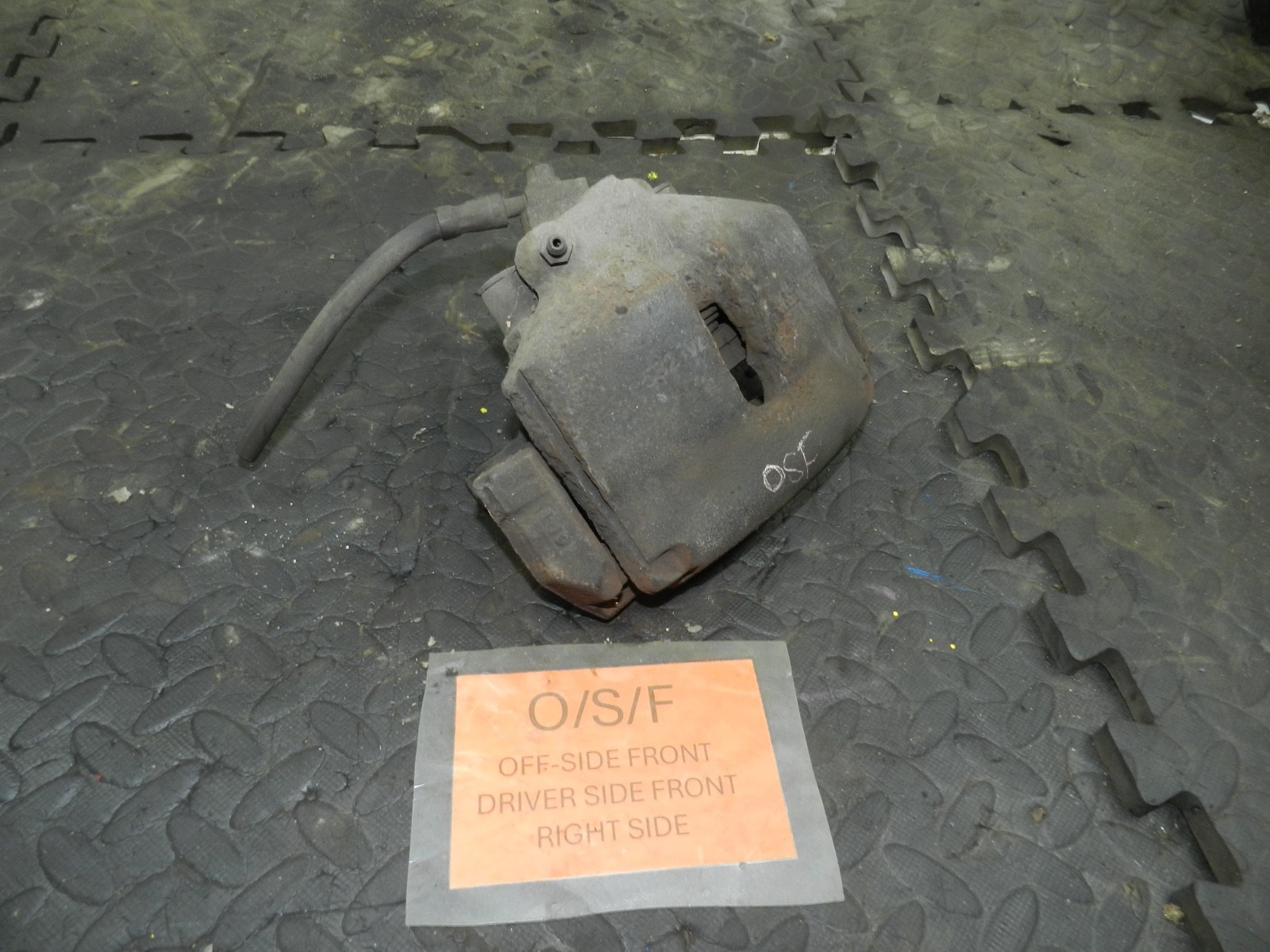 179. 2006 VOLKSWAGEN TOURAN. DRIVER SIDE FRONT BRAKE CALIPER + CARRIER