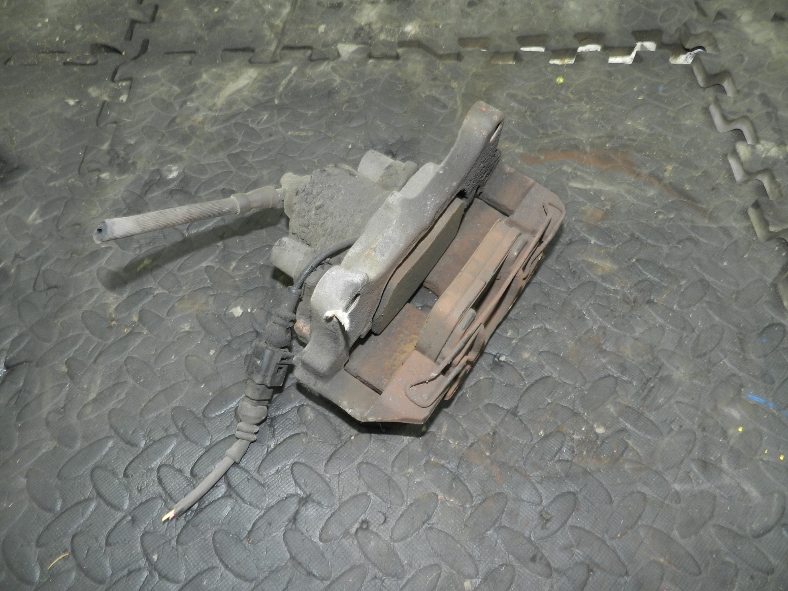 179. 2006 VOLKSWAGEN TOURAN. PASSENGER SIDE FRONT BRAKE CALIPER + CARRIER - Image 4