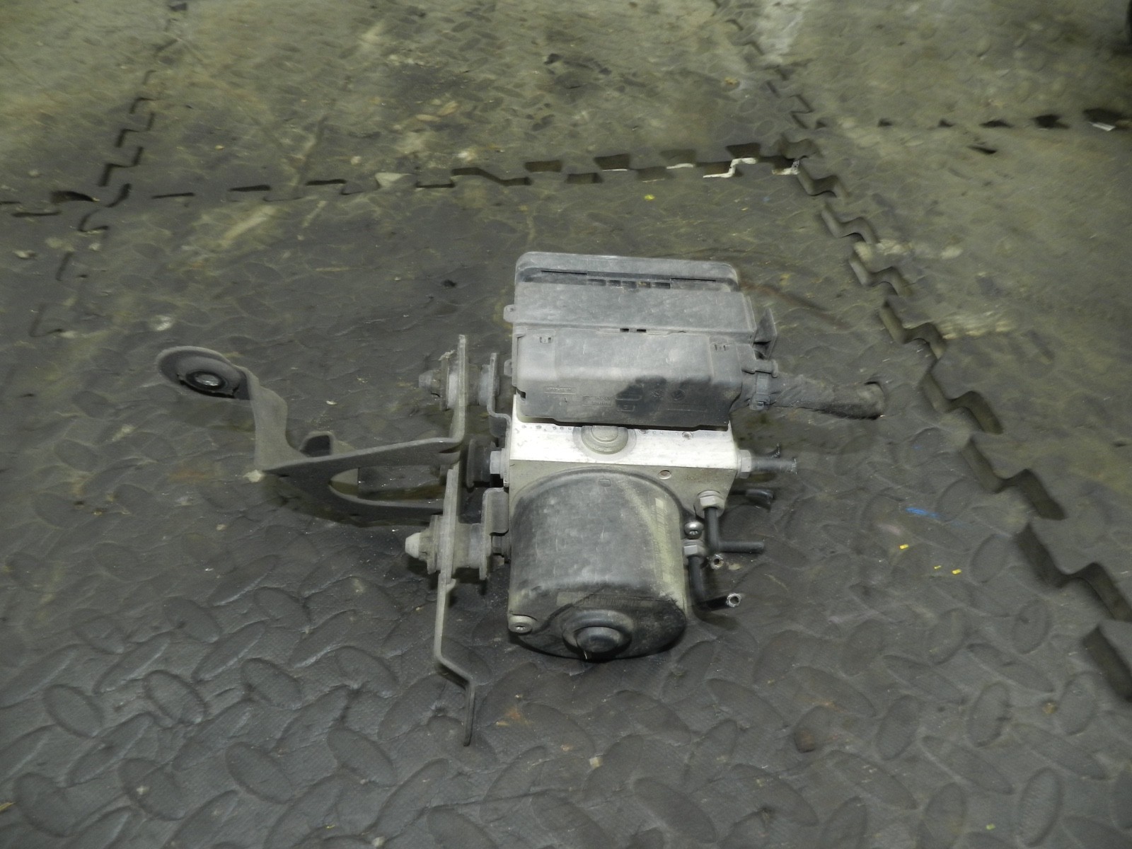 179. 2006 VOLKSWAGEN TOURAN. ABS PUMP MODULE