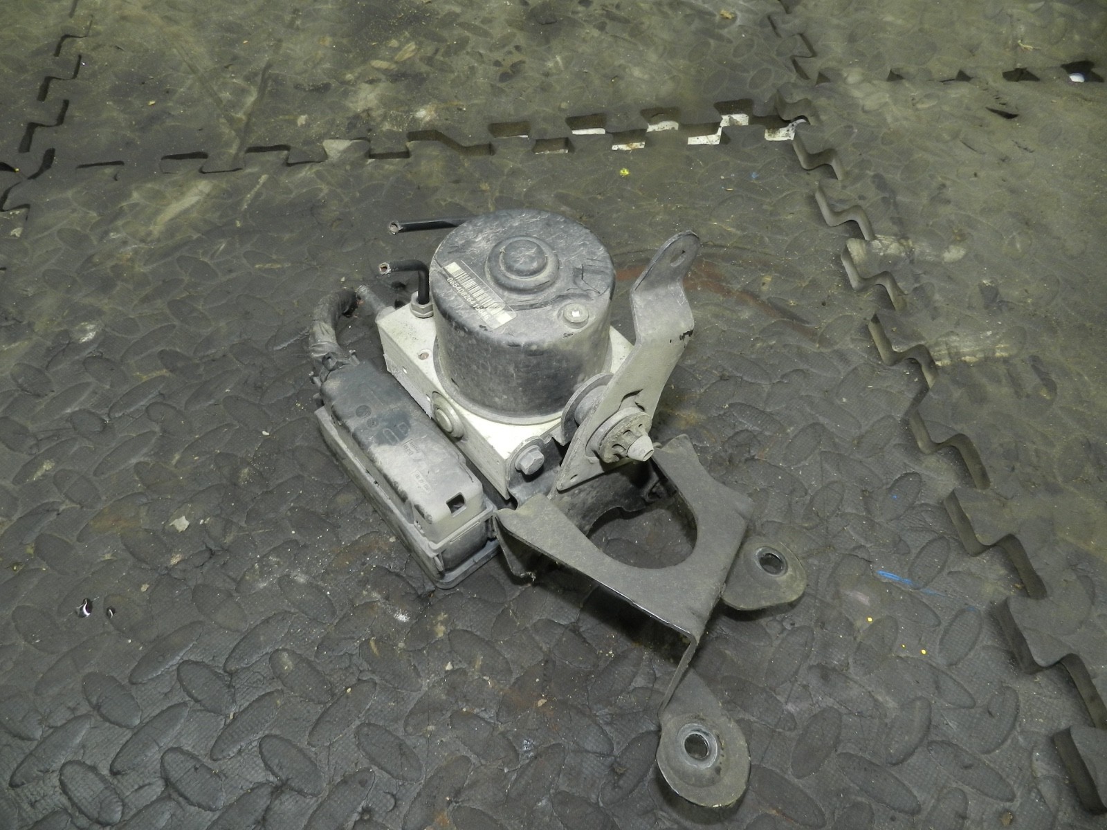 179. 2006 VOLKSWAGEN TOURAN. ABS PUMP MODULE - Image 3