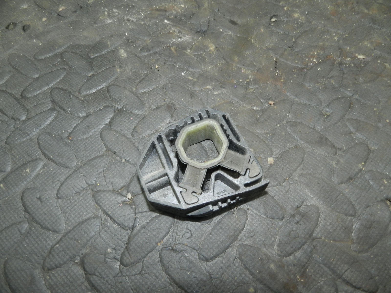 179. 2006 VOLKSWAGEN TOURAN. RADIATOR MOUNT