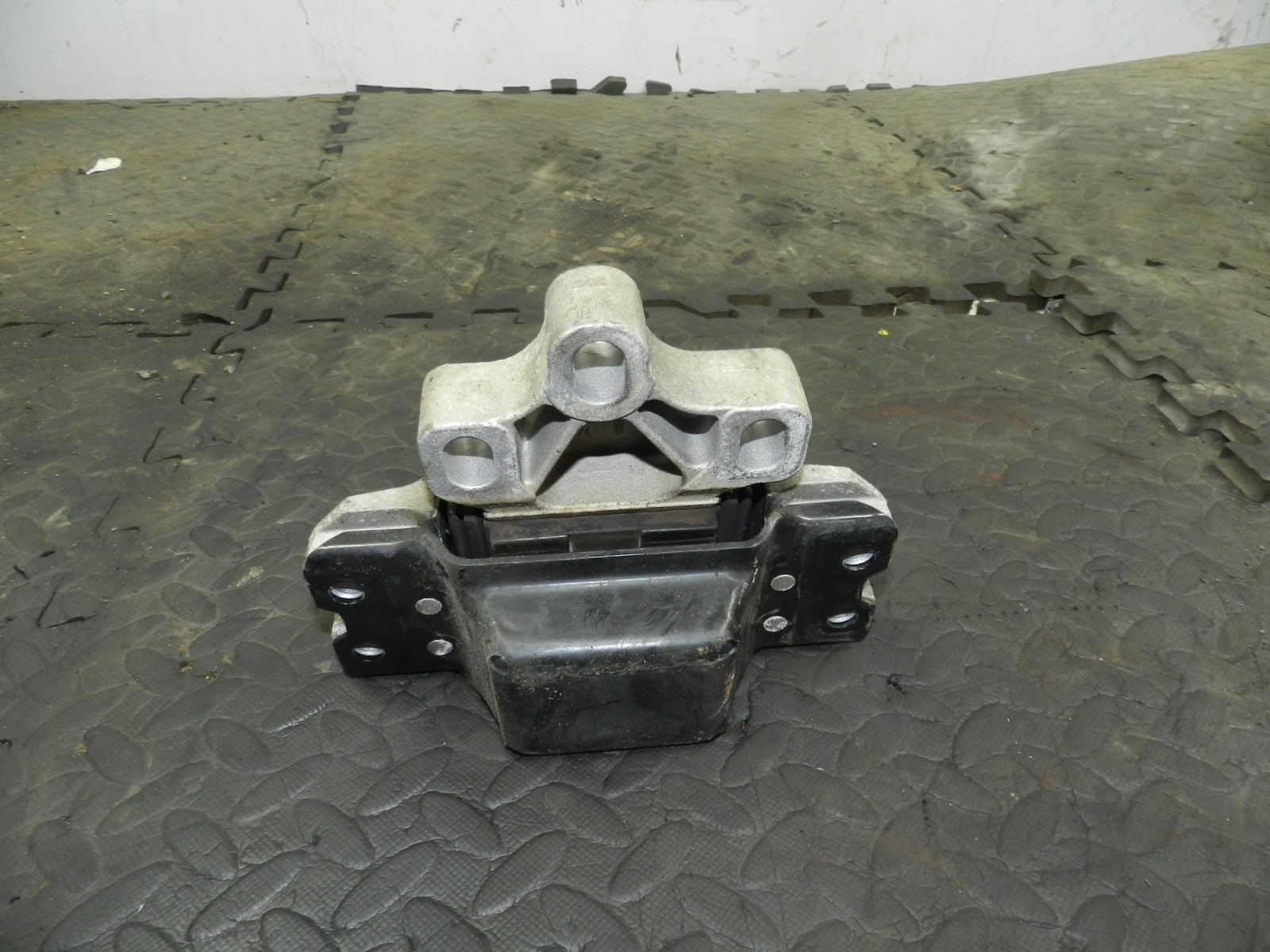 179. 2006 VOLKSWAGEN TOURAN. ENGINE MOUNT