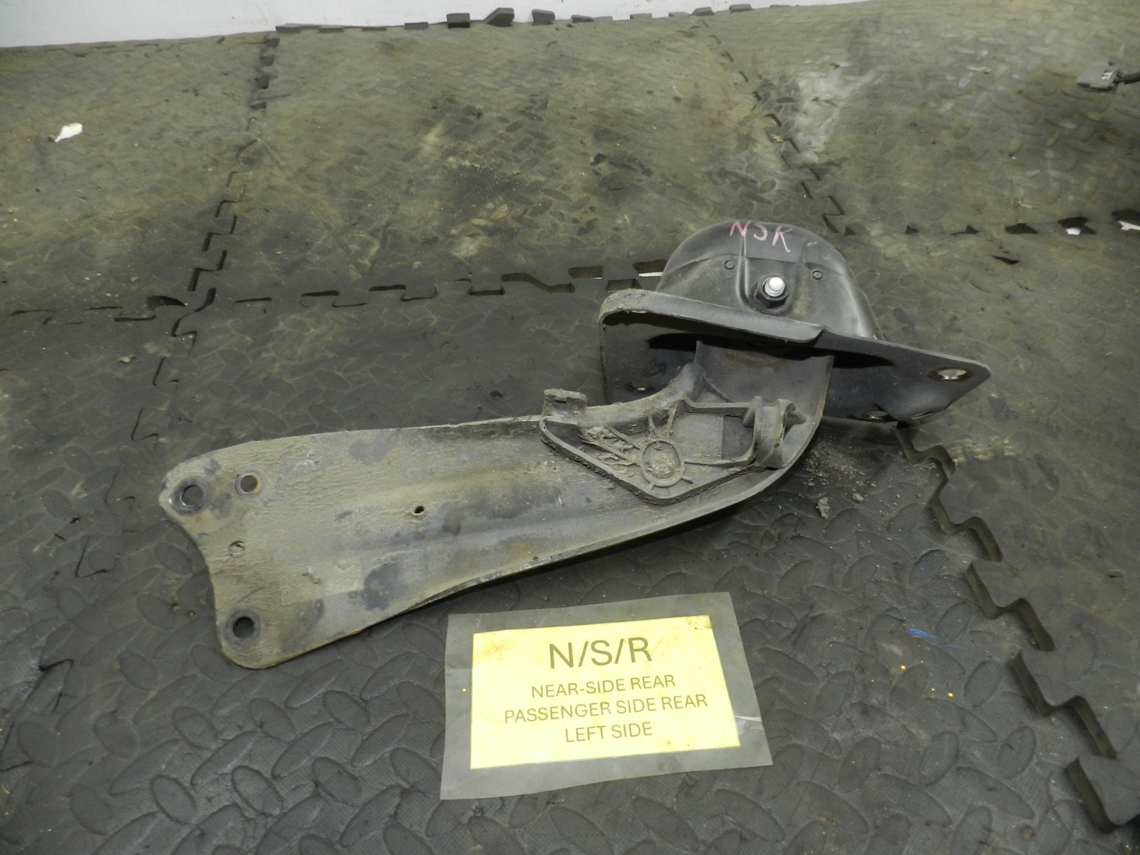 179. 2006 VOLKSWAGEN TOURAN. PASSENGER SIDE REAR SUSPENSION BAR SUPPORT