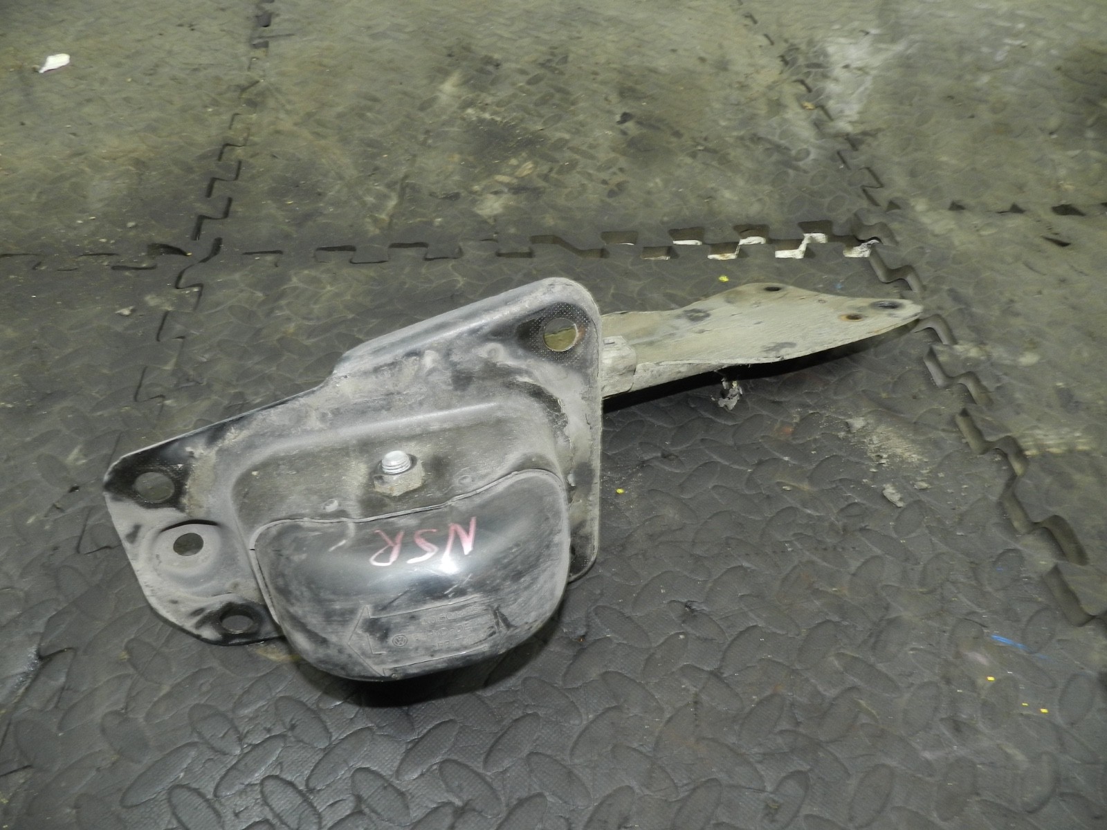 179. 2006 VOLKSWAGEN TOURAN. PASSENGER SIDE REAR SUSPENSION BAR SUPPORT - Image 2