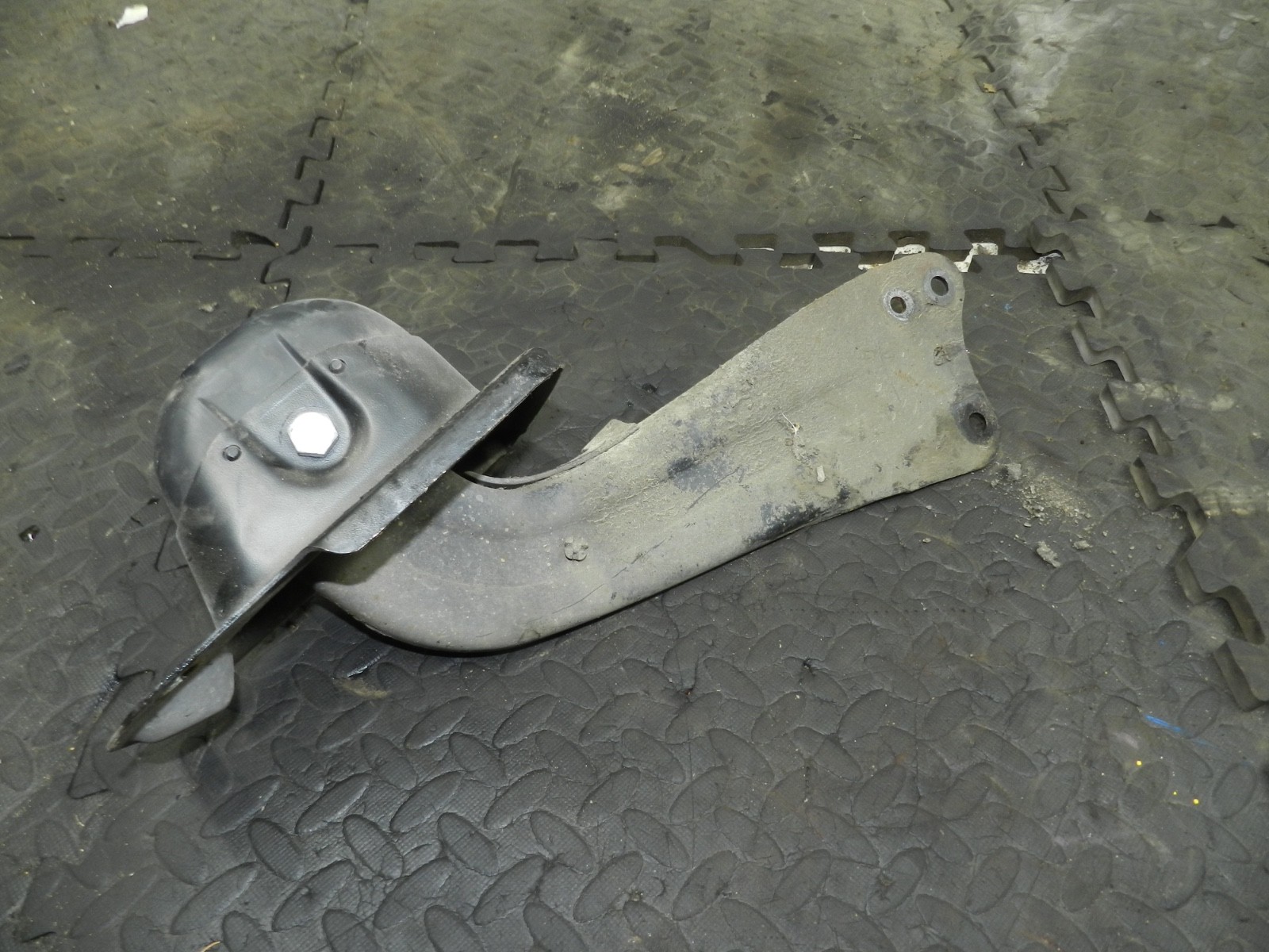 179. 2006 VOLKSWAGEN TOURAN. PASSENGER SIDE REAR SUSPENSION BAR SUPPORT - Image 3