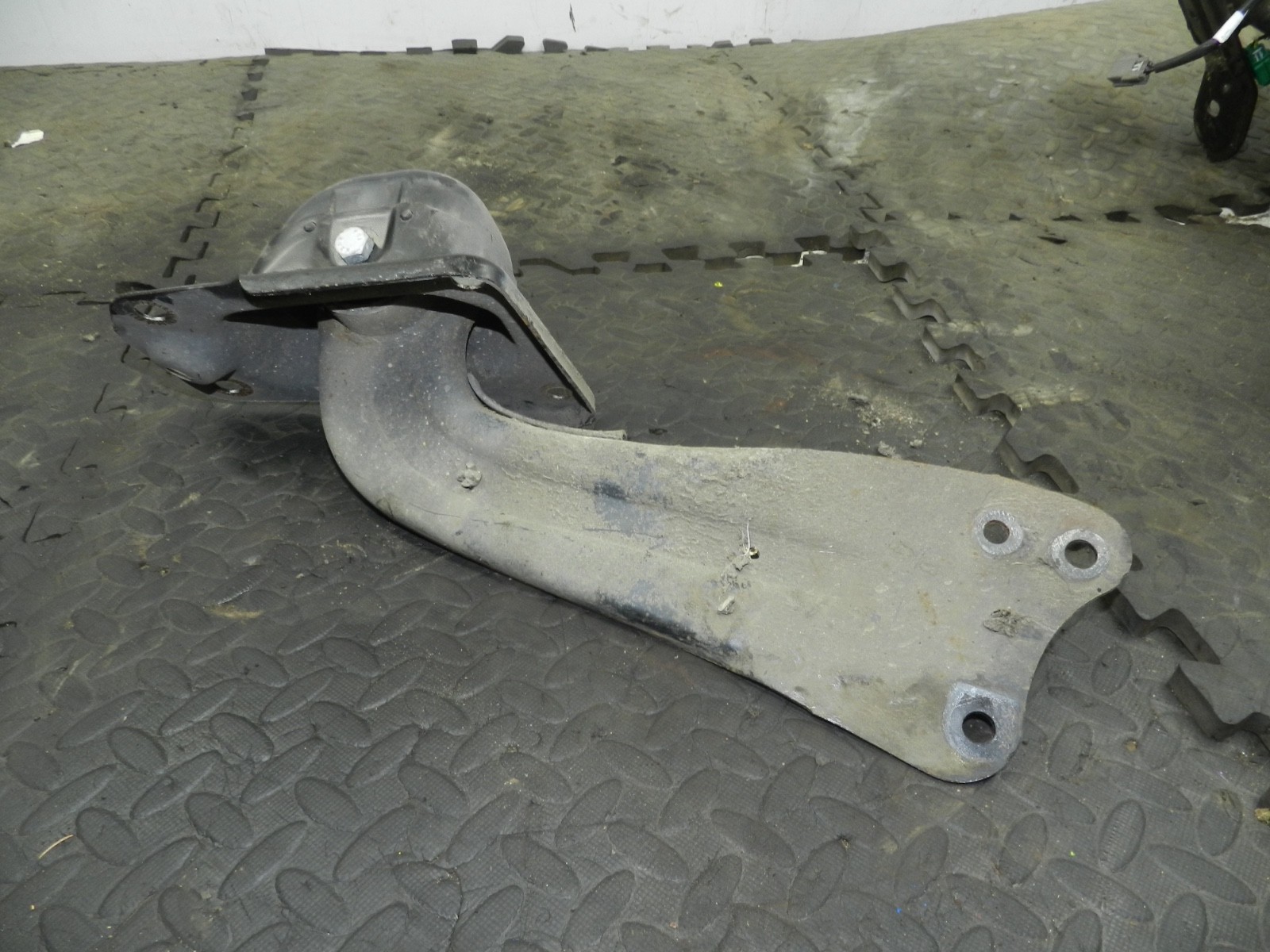 179. 2006 VOLKSWAGEN TOURAN. PASSENGER SIDE REAR SUSPENSION BAR SUPPORT - Image 4