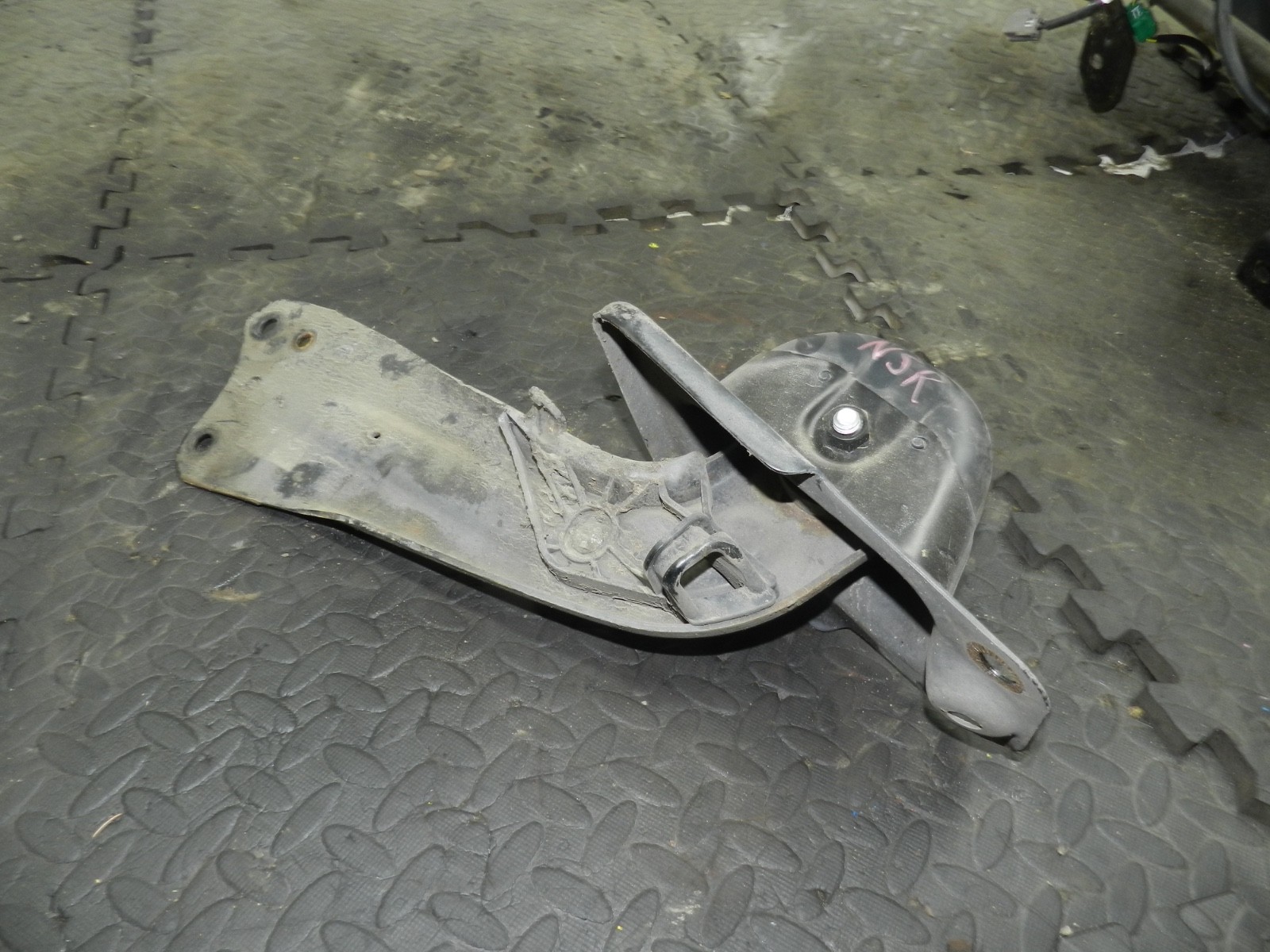 179. 2006 VOLKSWAGEN TOURAN. PASSENGER SIDE REAR SUSPENSION BAR SUPPORT - Image 5