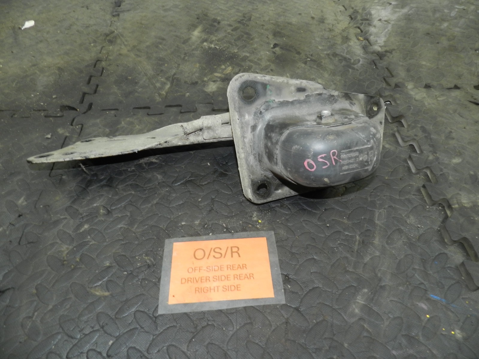 179. 2006 VOLKSWAGEN TOURAN. DRIVER SIDE REAR SUSPENSION BAR SUPPORT