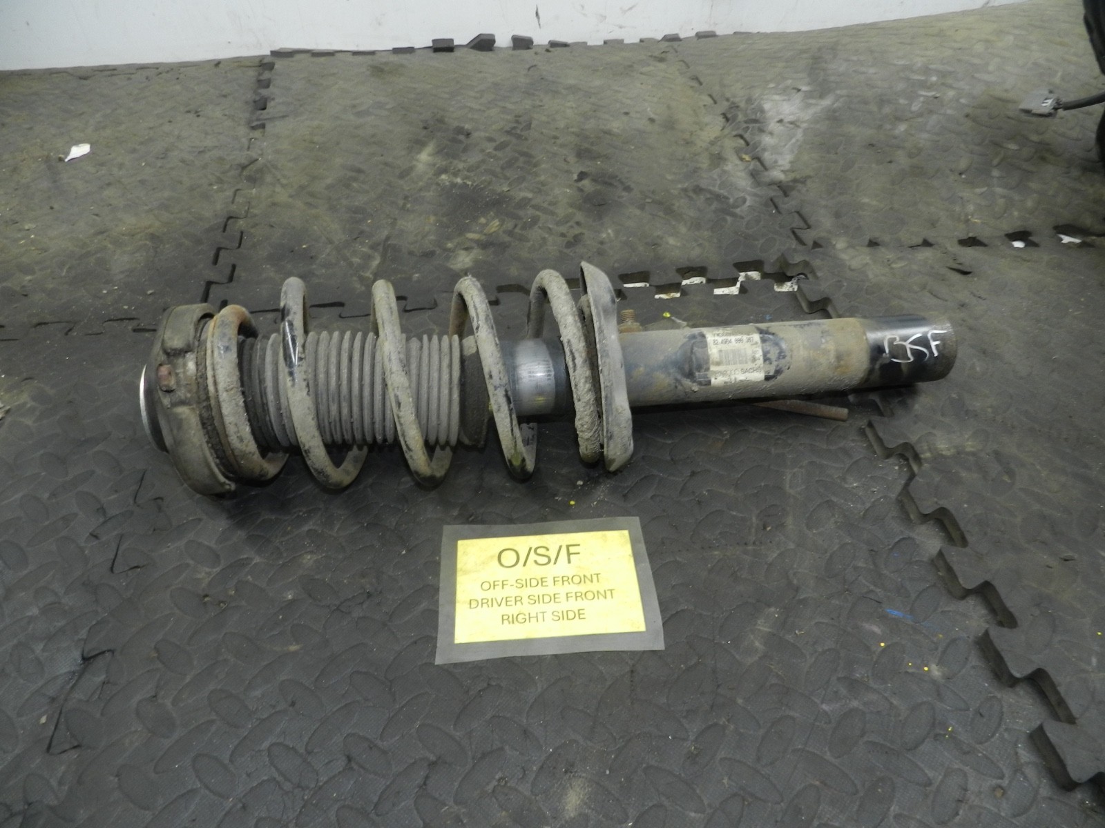 179. 2006 VOLKSWAGEN TOURAN. DRIVER SIDE FRONT SUSPENSION UNIT