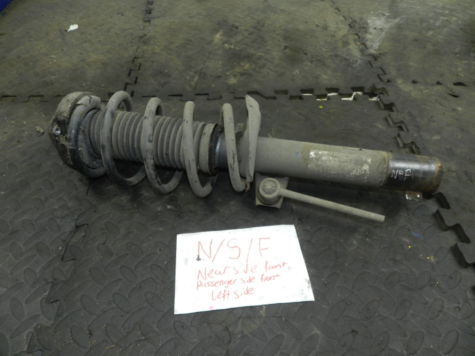 179. 2006 VOLKSWAGEN TOURAN. PASSENGER SIDE FRONT SUSPENSION UNIT