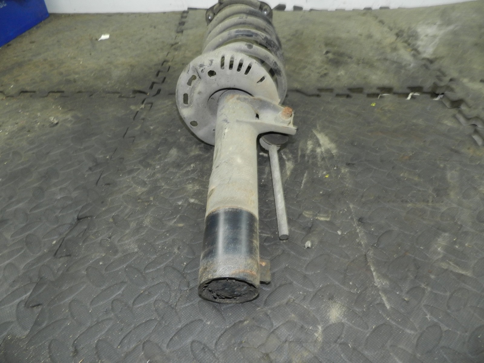 179. 2006 VOLKSWAGEN TOURAN. PASSENGER SIDE FRONT SUSPENSION UNIT - Image 3