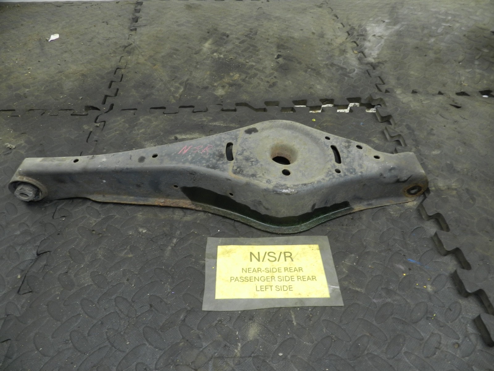 179. 2006 VOLKSWAGEN TOURAN. PASSENGER SIDE REAR SUSPENSION ARM