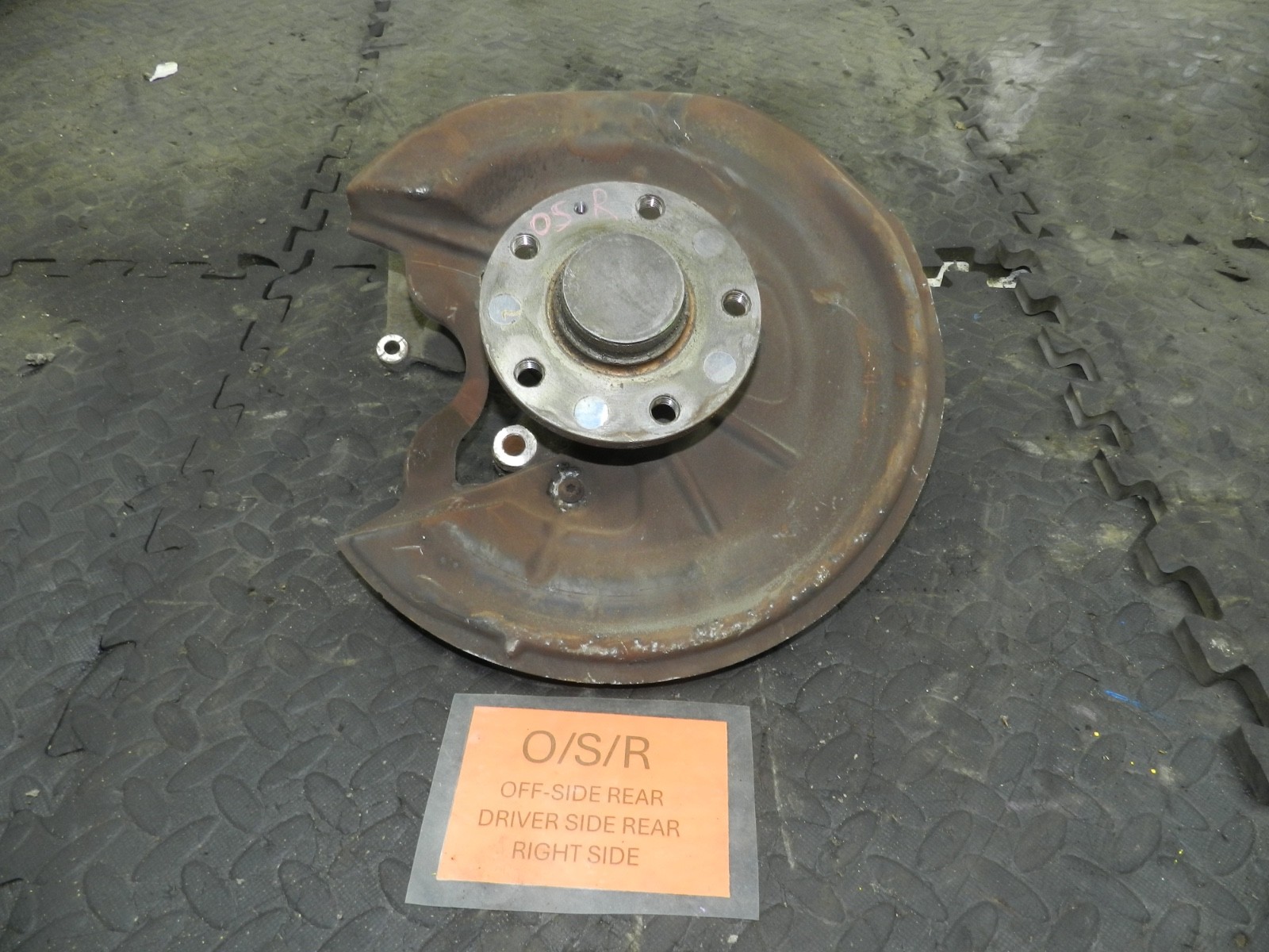 179. 2006 VOLKSWAGEN TOURAN. DRIVER SIDE REAR WHEEL HUB STUB AXLE
