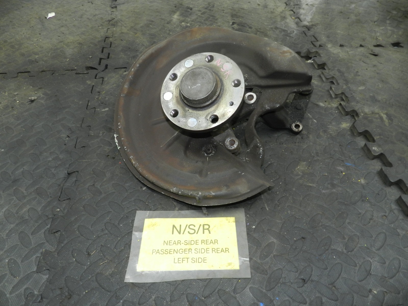 179. 2006 VOLKSWAGEN TOURAN. PASSENGER SIDE REAR WHEEL HUB STUB AXLE