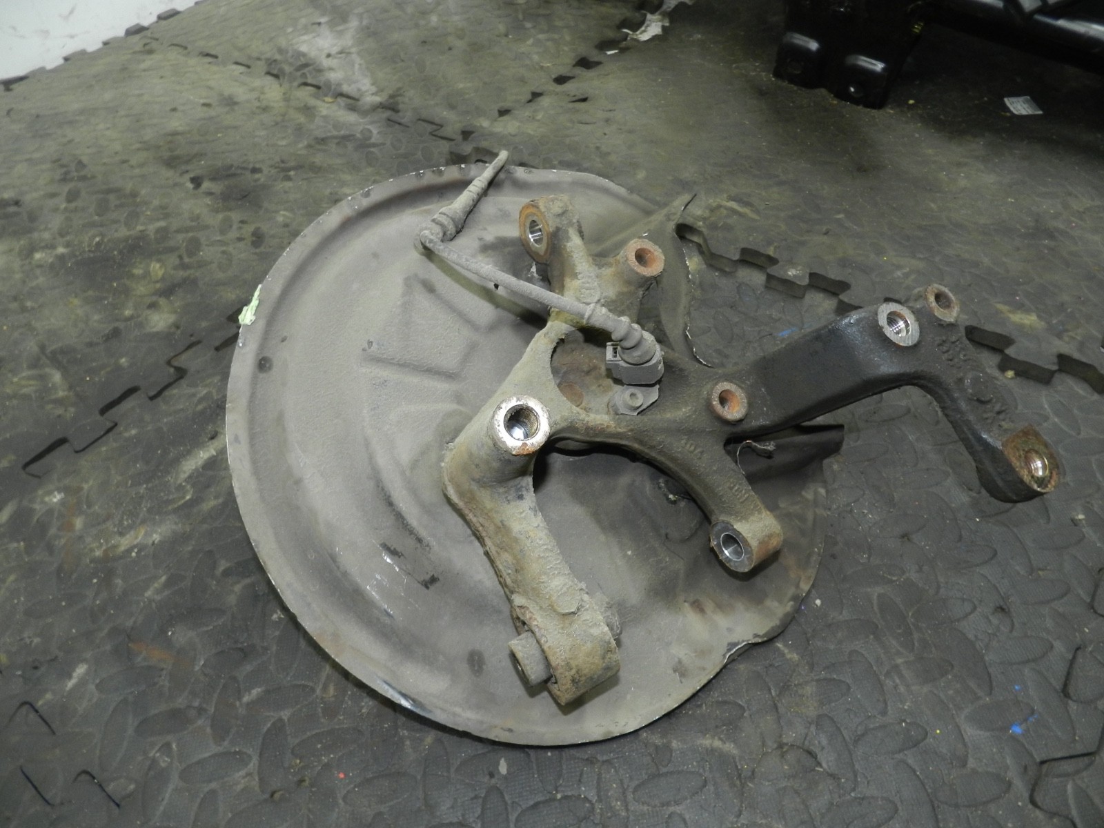 179. 2006 VOLKSWAGEN TOURAN. PASSENGER SIDE REAR WHEEL HUB STUB AXLE - Image 3