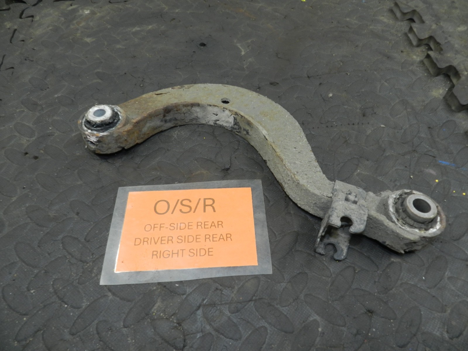 179. 2006 VOLKSWAGEN TOURAN. DRIVER SIDE REAR SUSPENSION ARM
