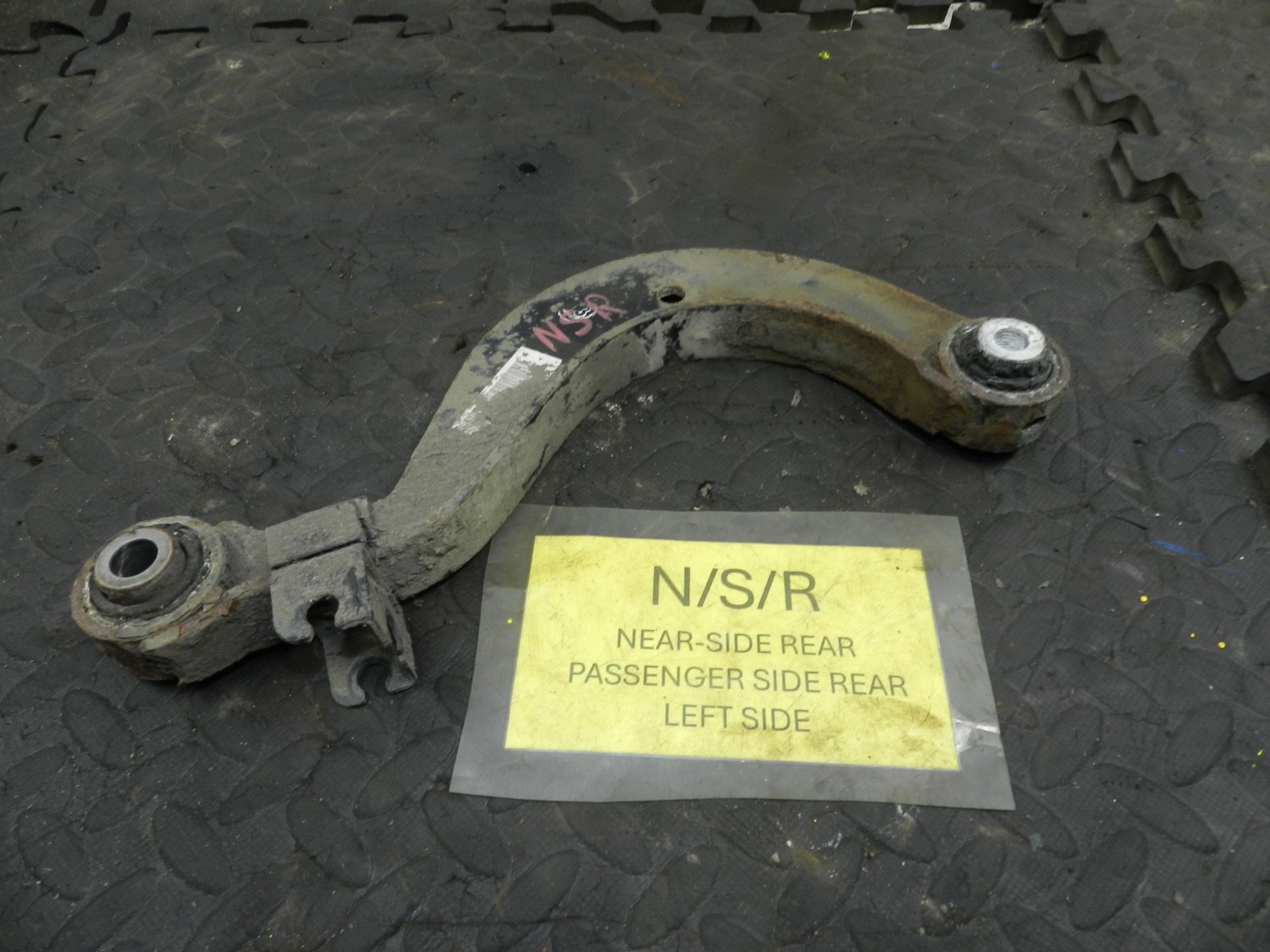 179. 2006 VOLKSWAGEN TOURAN. PASSENGER SIDE REAR SUSPENSION ARM