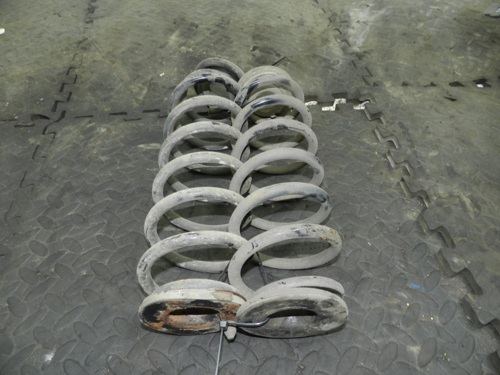 179. 2006 VOLKSWAGEN TOURAN. REAR SUSPENSION SPRINGS