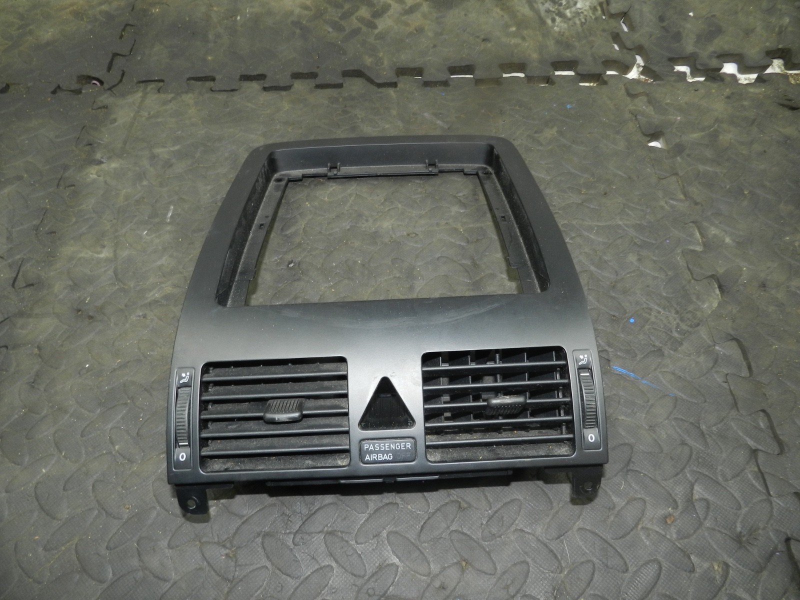 179. 2006 VOLKSWAGEN TOURAN. CENTRE CONSOLE AIR BLOWER VENTS TRIM