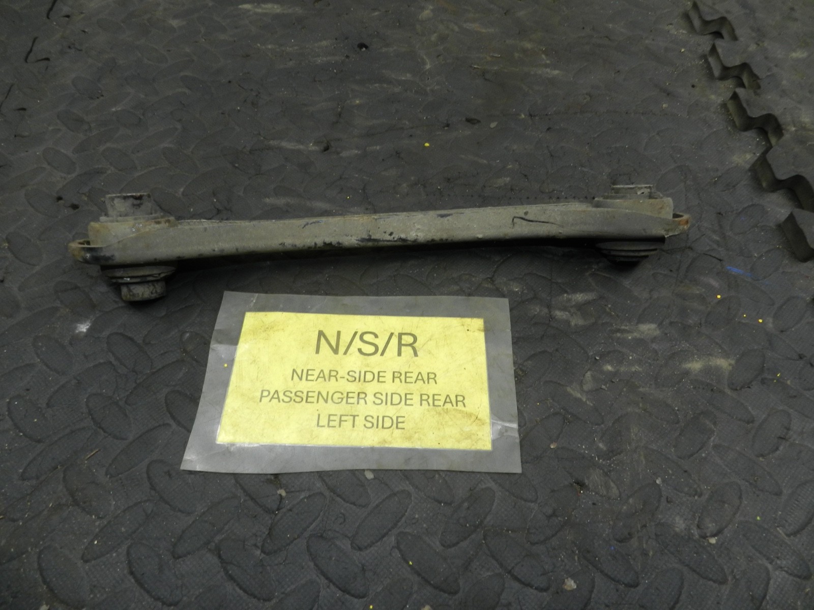 179. 2006 VOLKSWAGEN TOURAN. PASSENGER SIDE REAR SUSPENSION ARM
