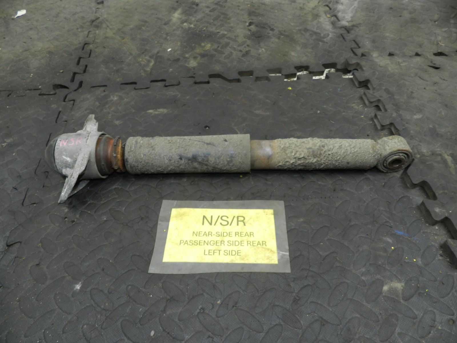 179. 2006 VOLKSWAGEN TOURAN. PASSENGER SIDE REAR SHOCK ABSORBER