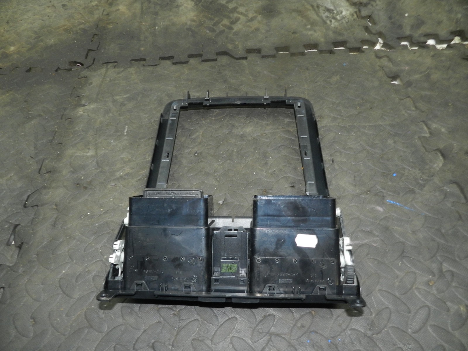 179. 2006 VOLKSWAGEN TOURAN. CENTRE CONSOLE AIR BLOWER VENTS TRIM - Image 2