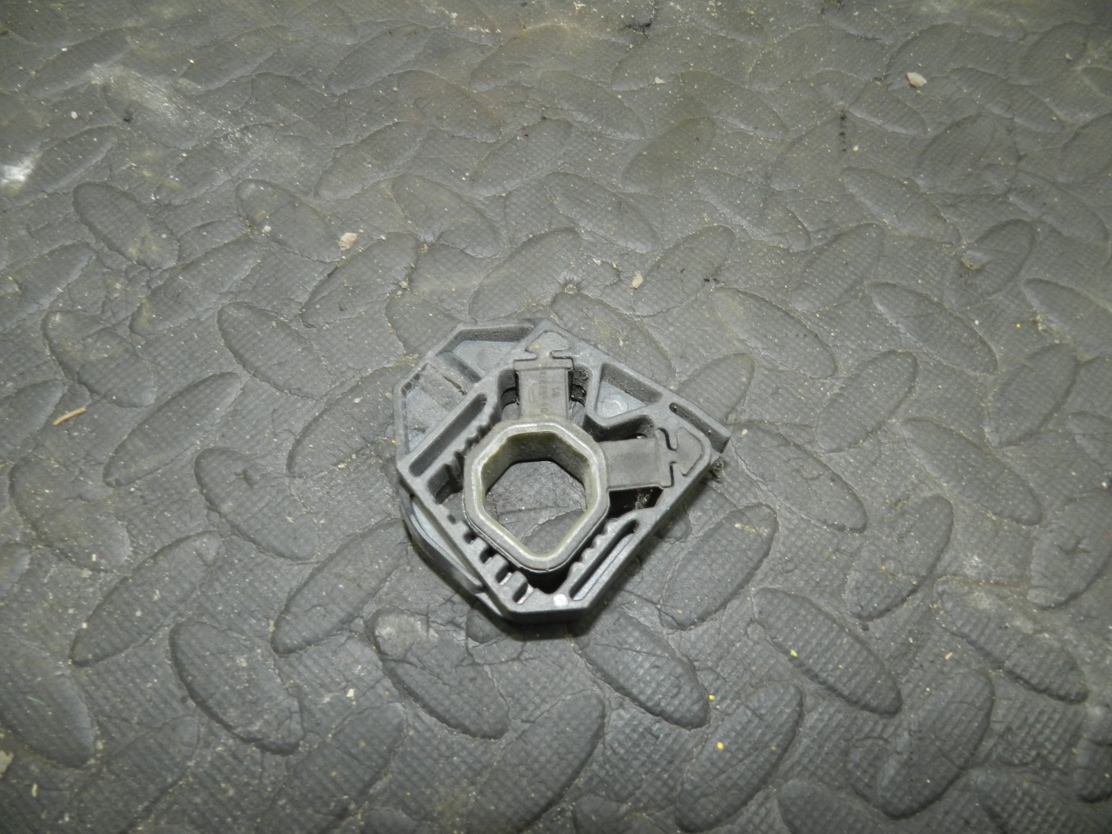 179. 2006 VOLKSWAGEN TOURAN. RADIATOR MOUNT