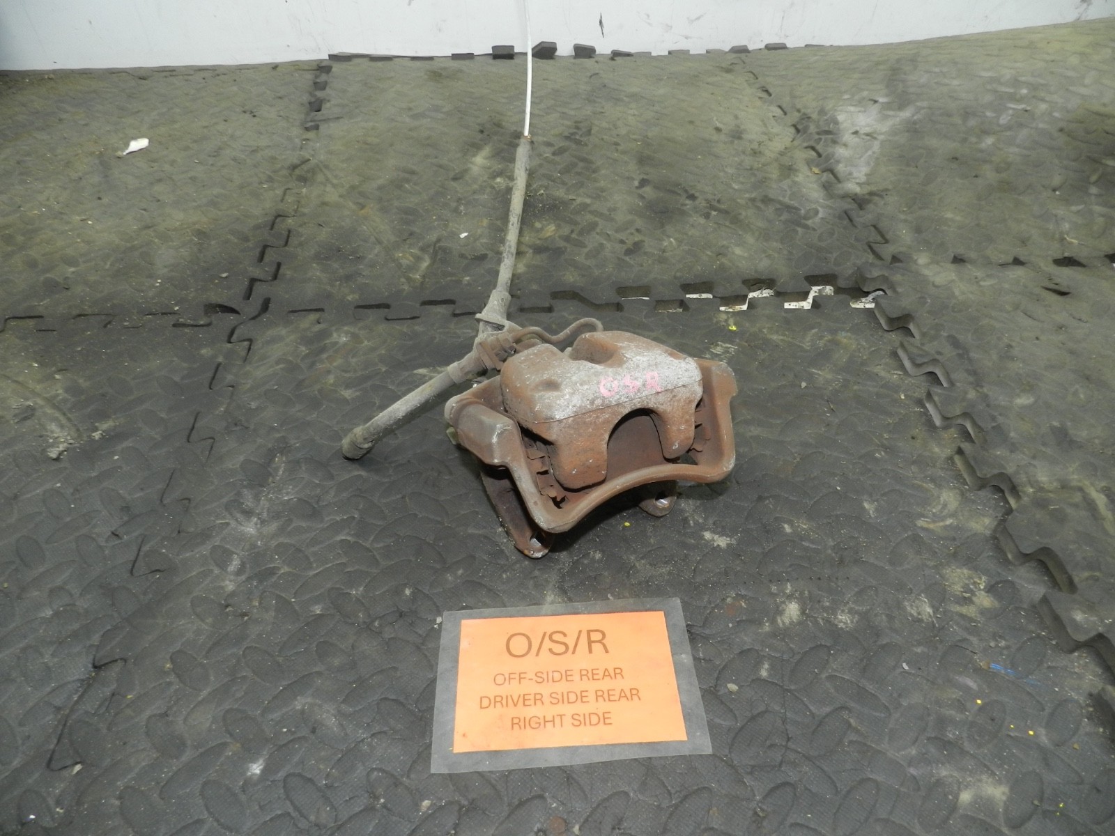 179. 2006 VOLKSWAGEN TOURAN. DRIVER SIDE REAR BRAK CALIPER + CARRIER