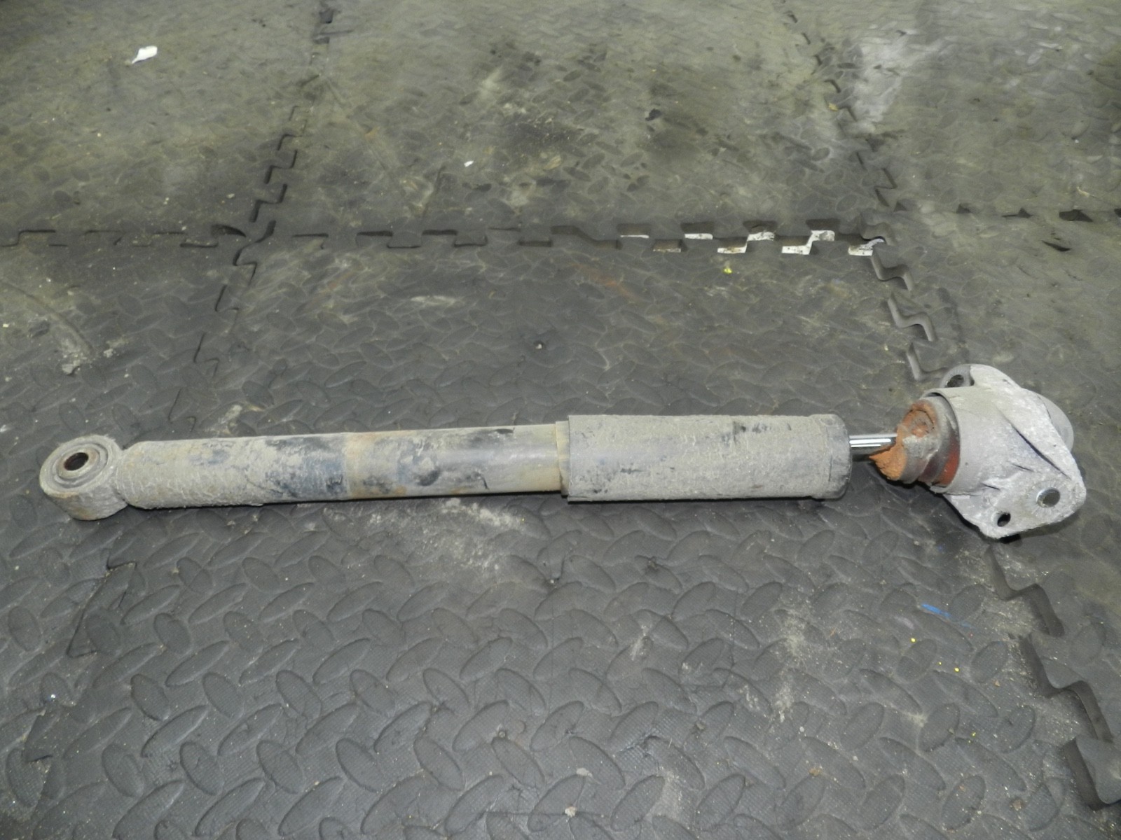 179. 2006 VOLKSWAGEN TOURAN. DRIVER SIDE REAR SHOCK ABSORBER - Image 2