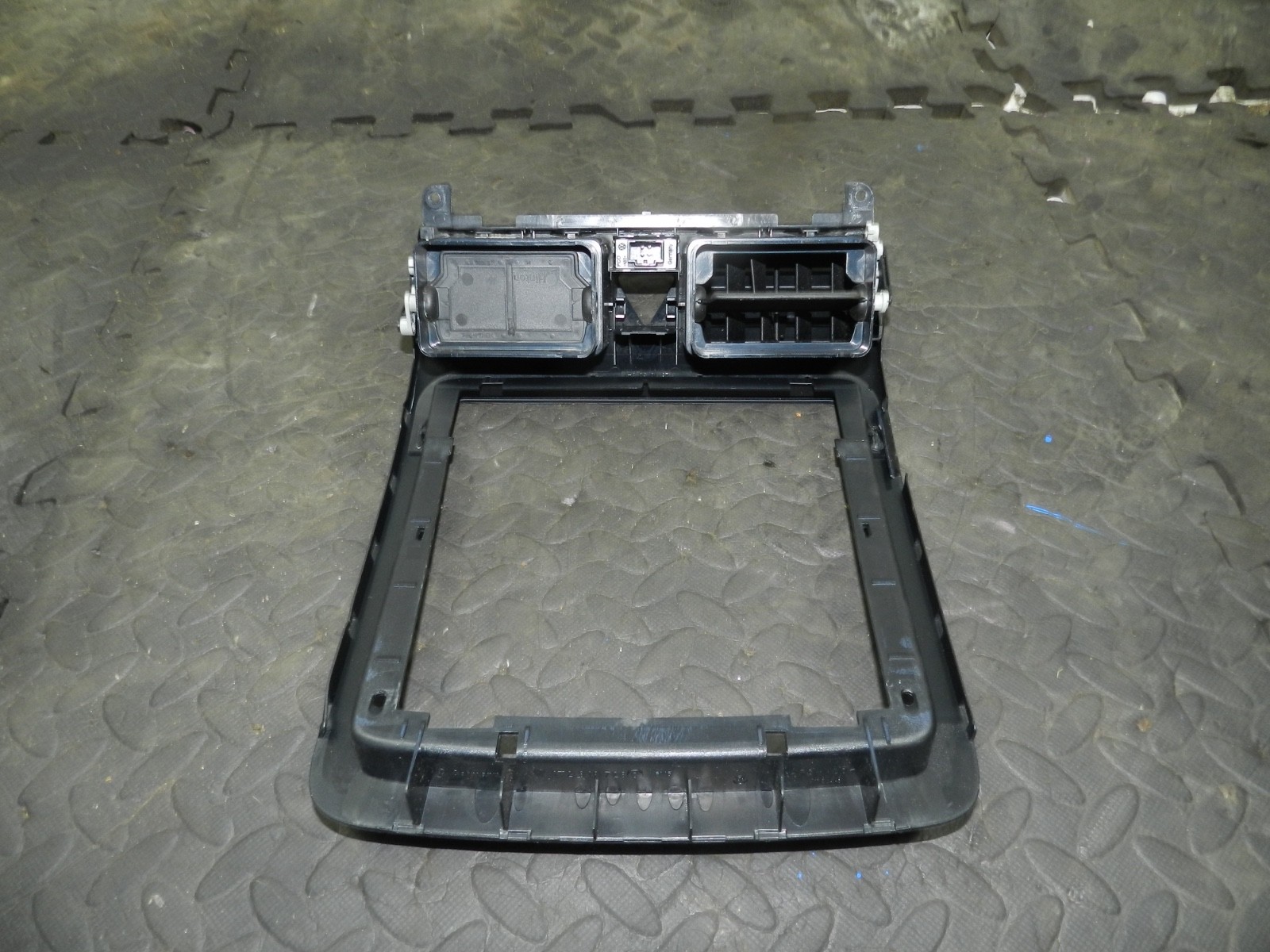 179. 2006 VOLKSWAGEN TOURAN. CENTRE CONSOLE AIR BLOWER VENTS TRIM - Image 3