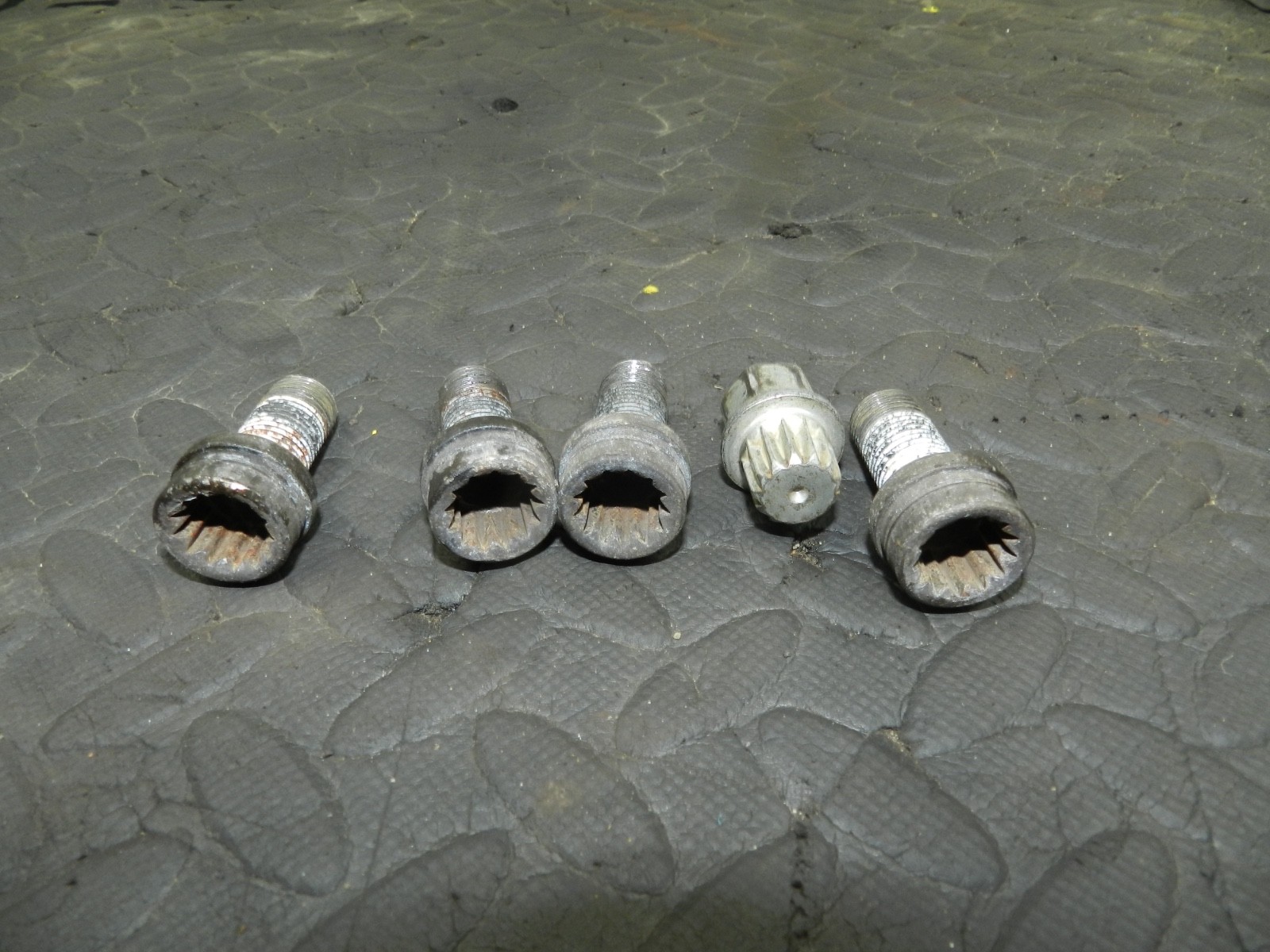 179. 2006 VOLKSWAGEN TOURAN. LOCKING WHEEL NUTS AND KEY